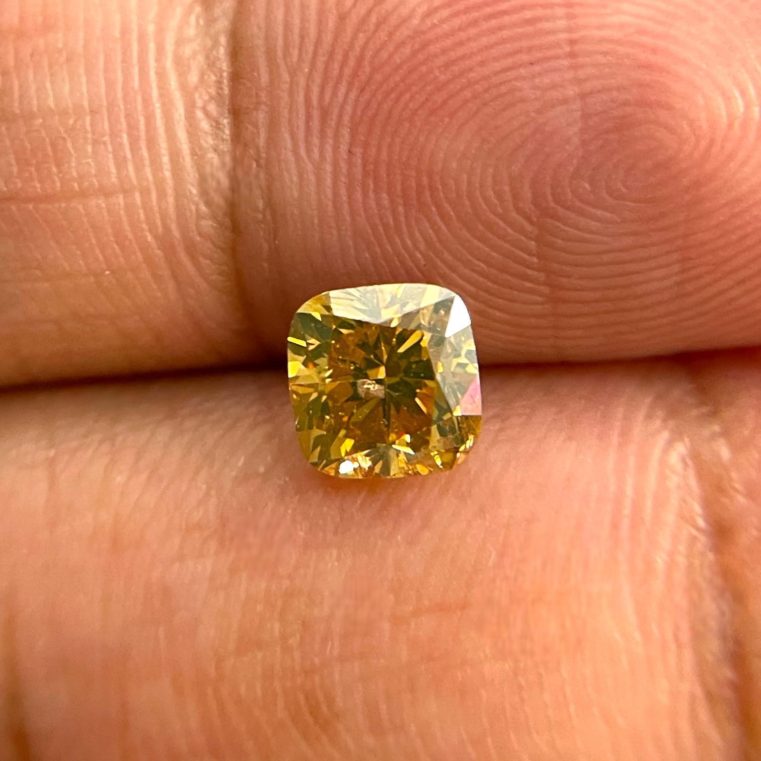 Diamante naturale certificato GIA da 1,52 ct Cushion Fancy di colore marrone intenso e giallo arancio In condizioni ottime in vendita a New York, NY