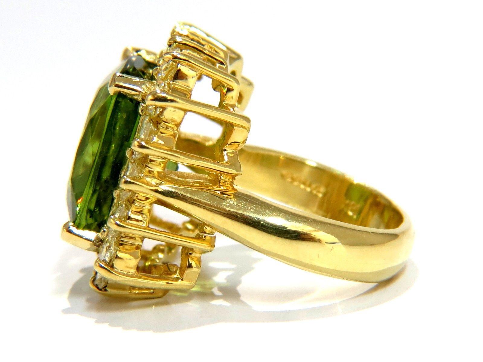 Taglio cuscino Anello con diamanti peridoto verde naturale certificato GIA 15,25ct 18kt a grappolo in vendita