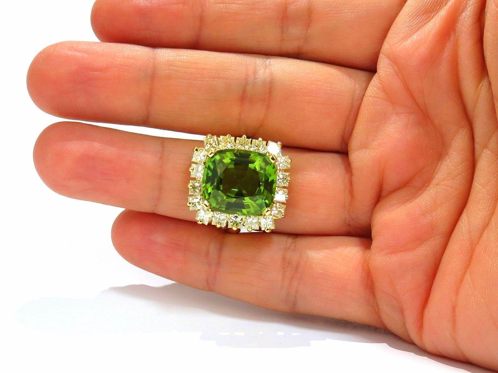 GIA Certified 15.25ct natural vivid green peridot diamonds ring 18kt cluster For Sale 1