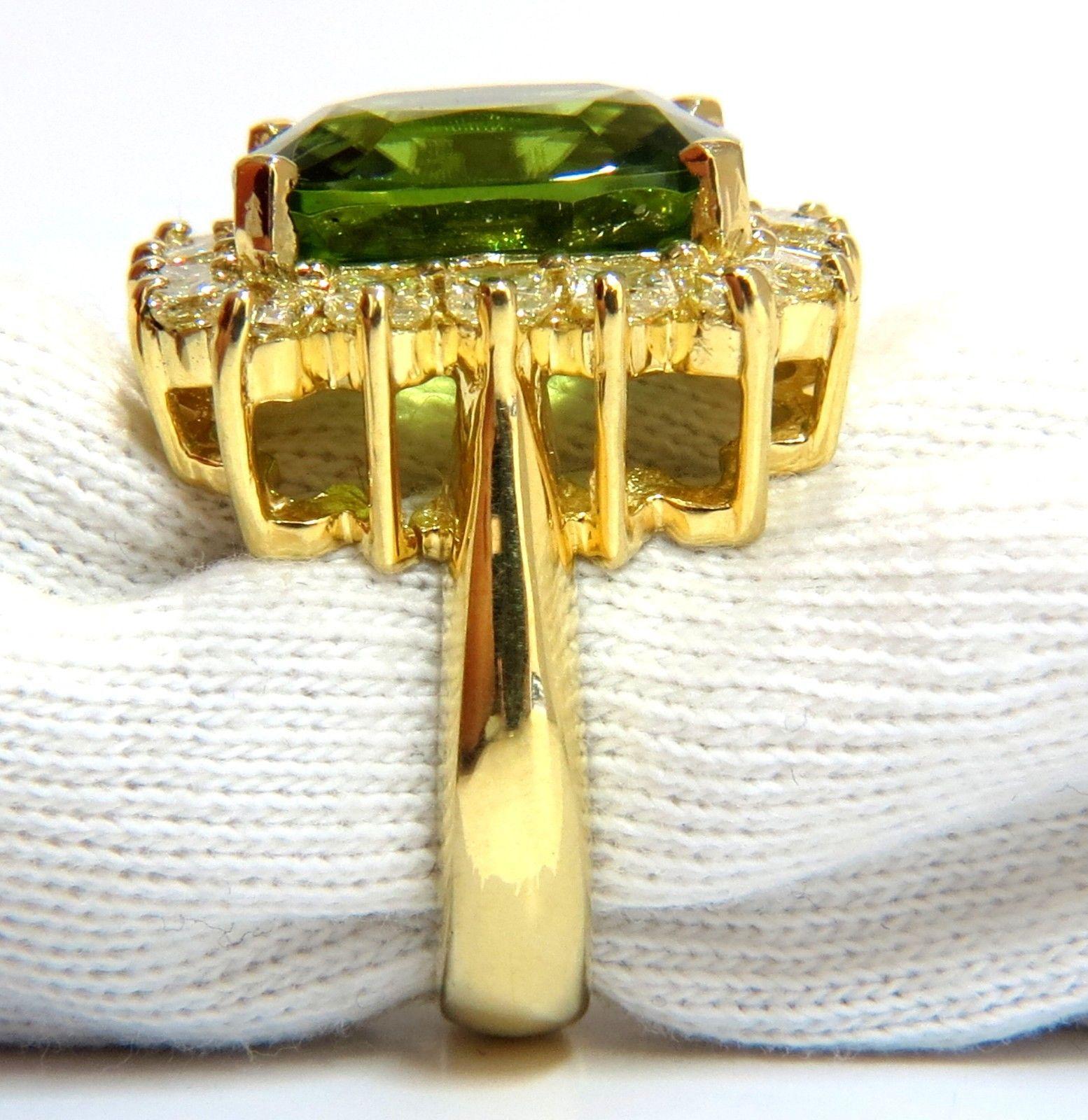 GIA Certified 15.25ct natural vivid green peridot diamonds ring 18kt cluster For Sale 2