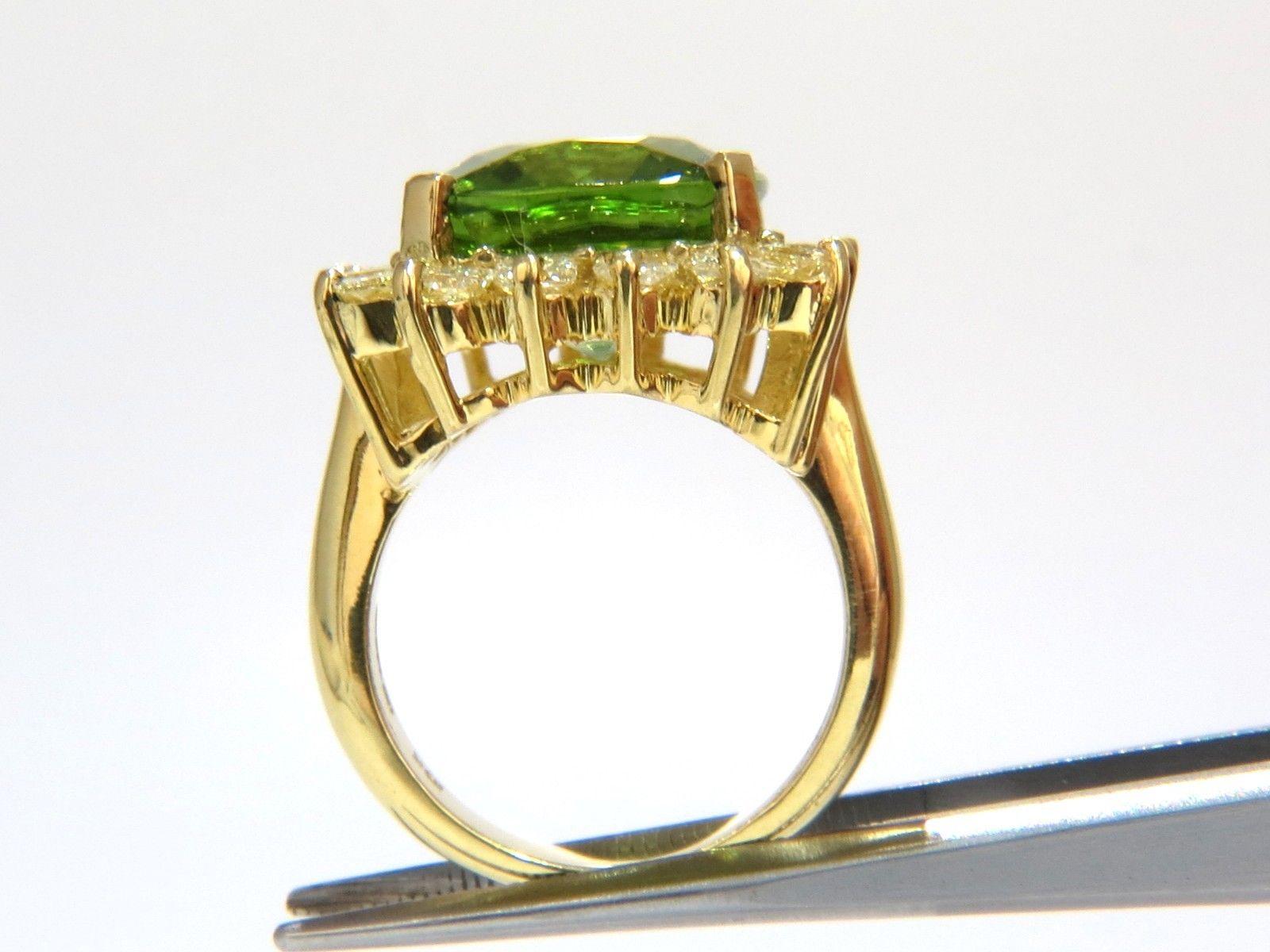 GIA Certified 15.25ct natural vivid green peridot diamonds ring 18kt cluster For Sale 3