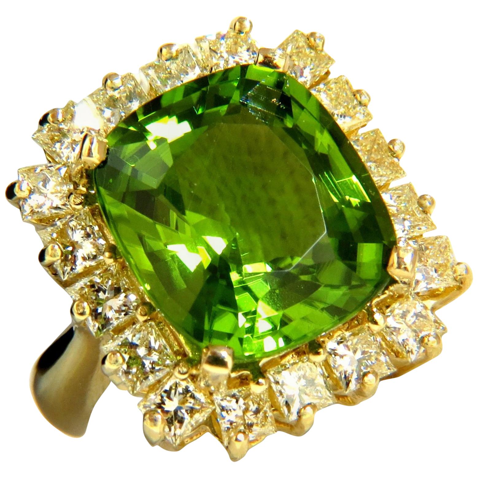 GIA Certified 15.25ct natural vivid green peridot diamonds ring 18kt cluster For Sale