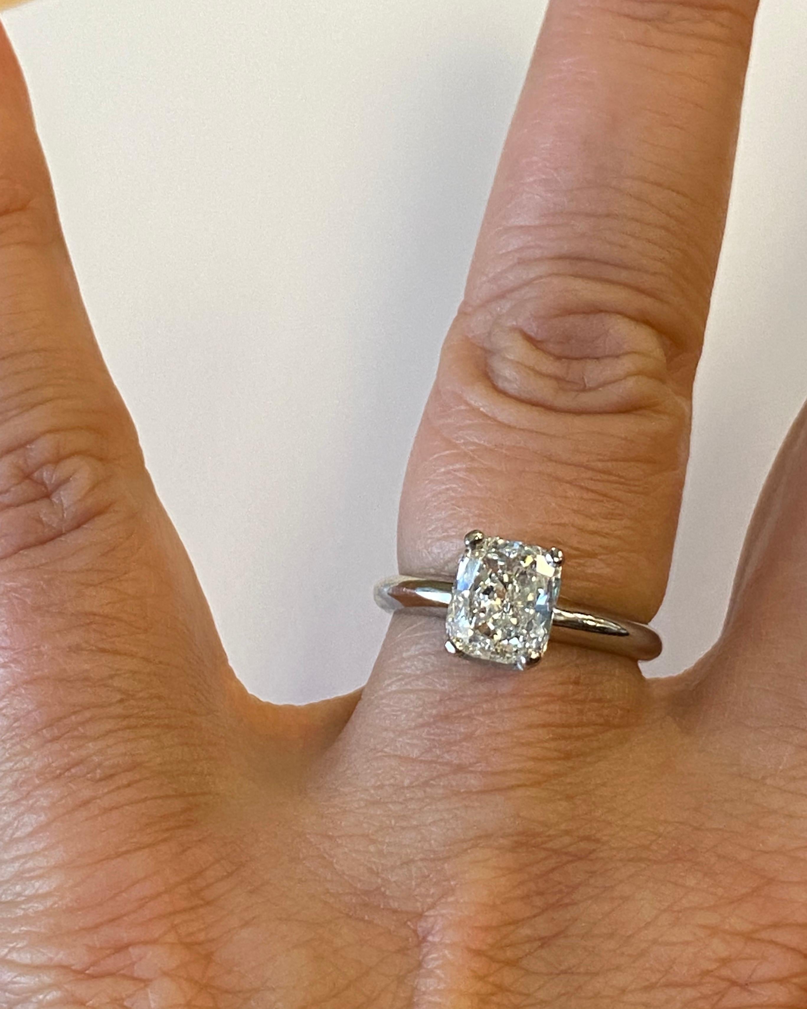 Bague de fiançailles en platine à quatre branches, sertie au centre d'un diamant de forme coussin certifié par le GIA, pesant 1,52 ct, couleur I, pureté VS2.
Doigt 6, peut être dimensionné.
Vendue au détail 12 500