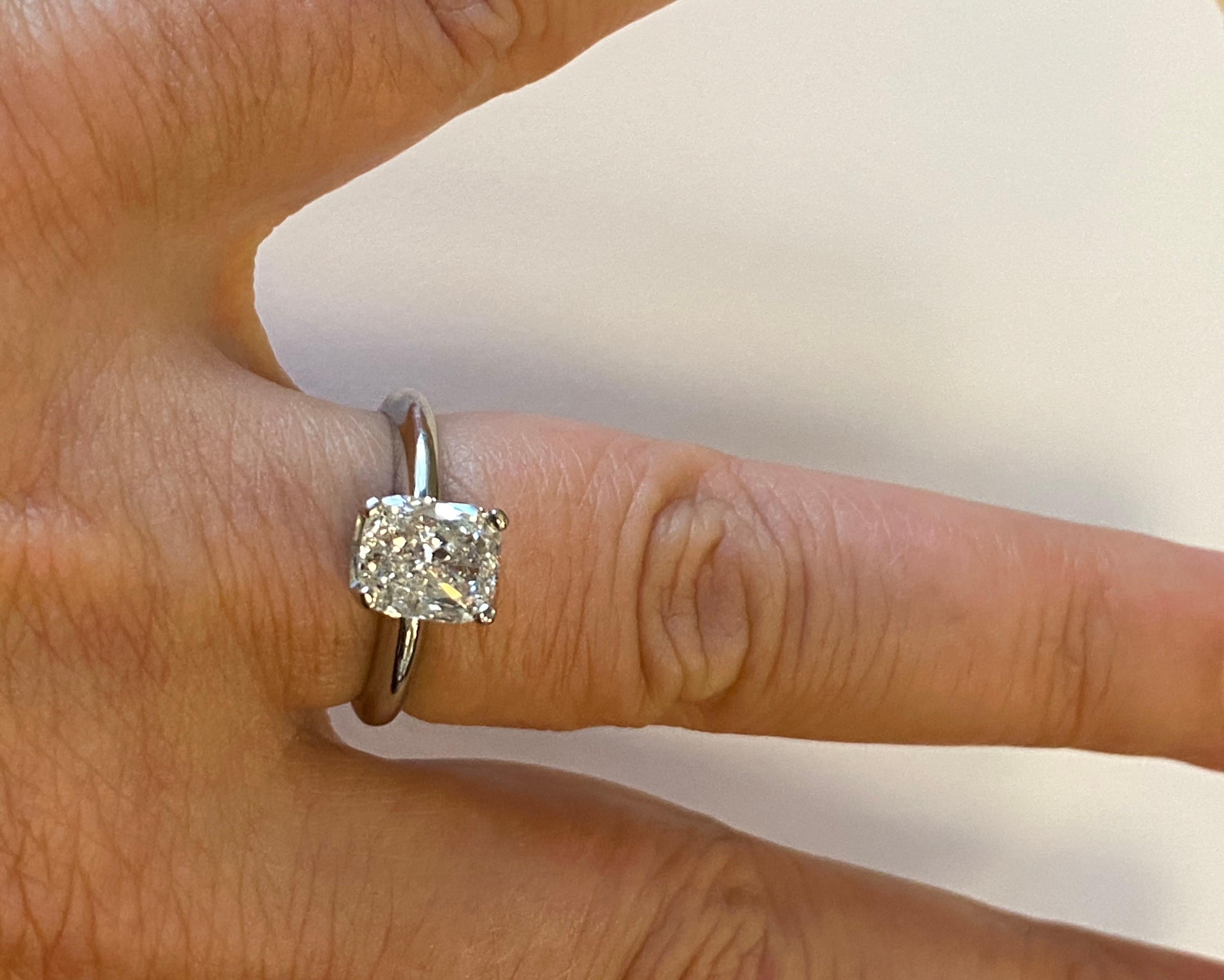 Platinring, GIA zertifizierter 1,52 Karat Diamant im Kissenschliff, Farbe I, Reinheit VS2  (Zeitgenössisch) im Angebot