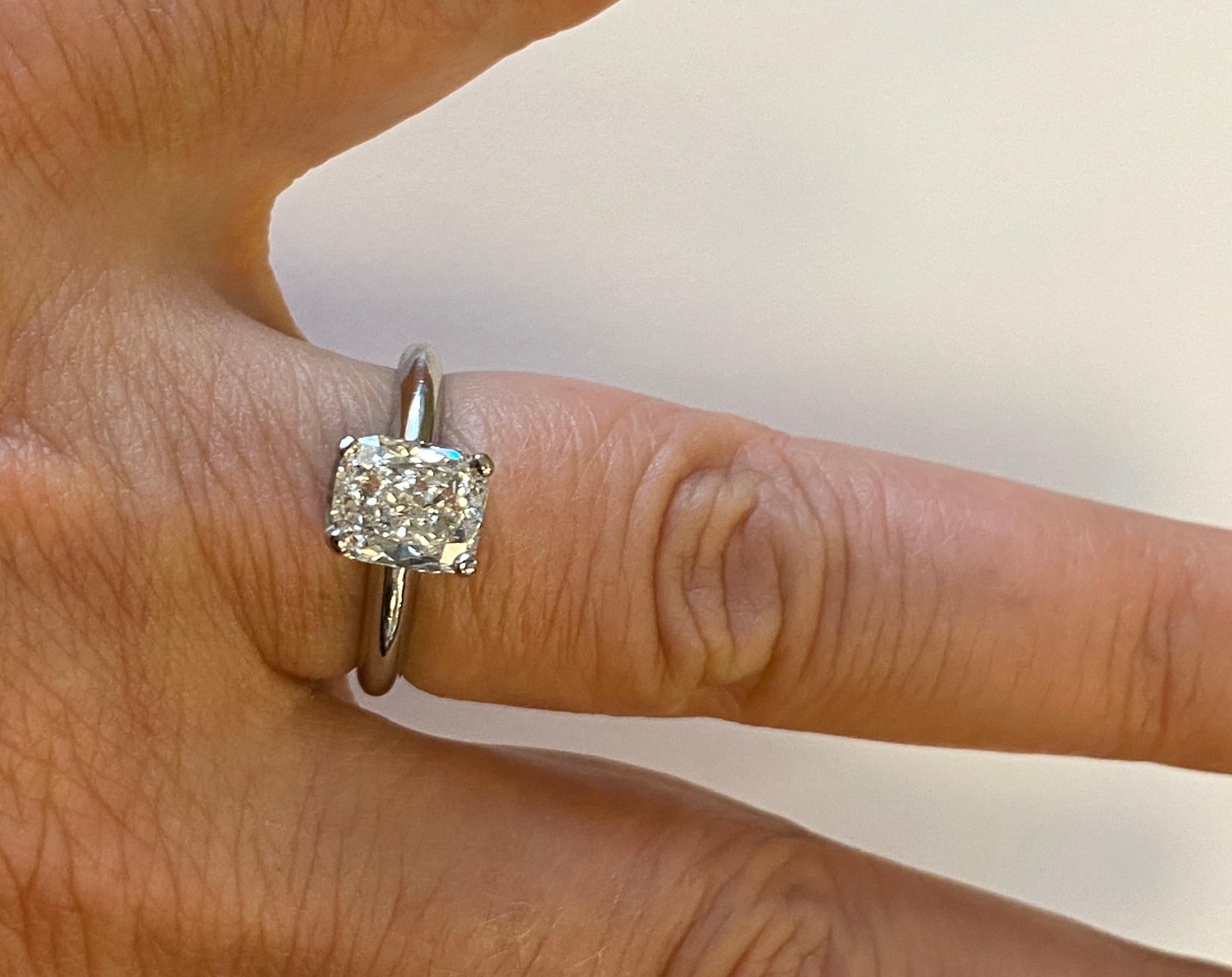 Platinring, GIA zertifizierter 1,52 Karat Diamant im Kissenschliff, Farbe I, Reinheit VS2  im Zustand „Neu“ im Angebot in Chicago, IL