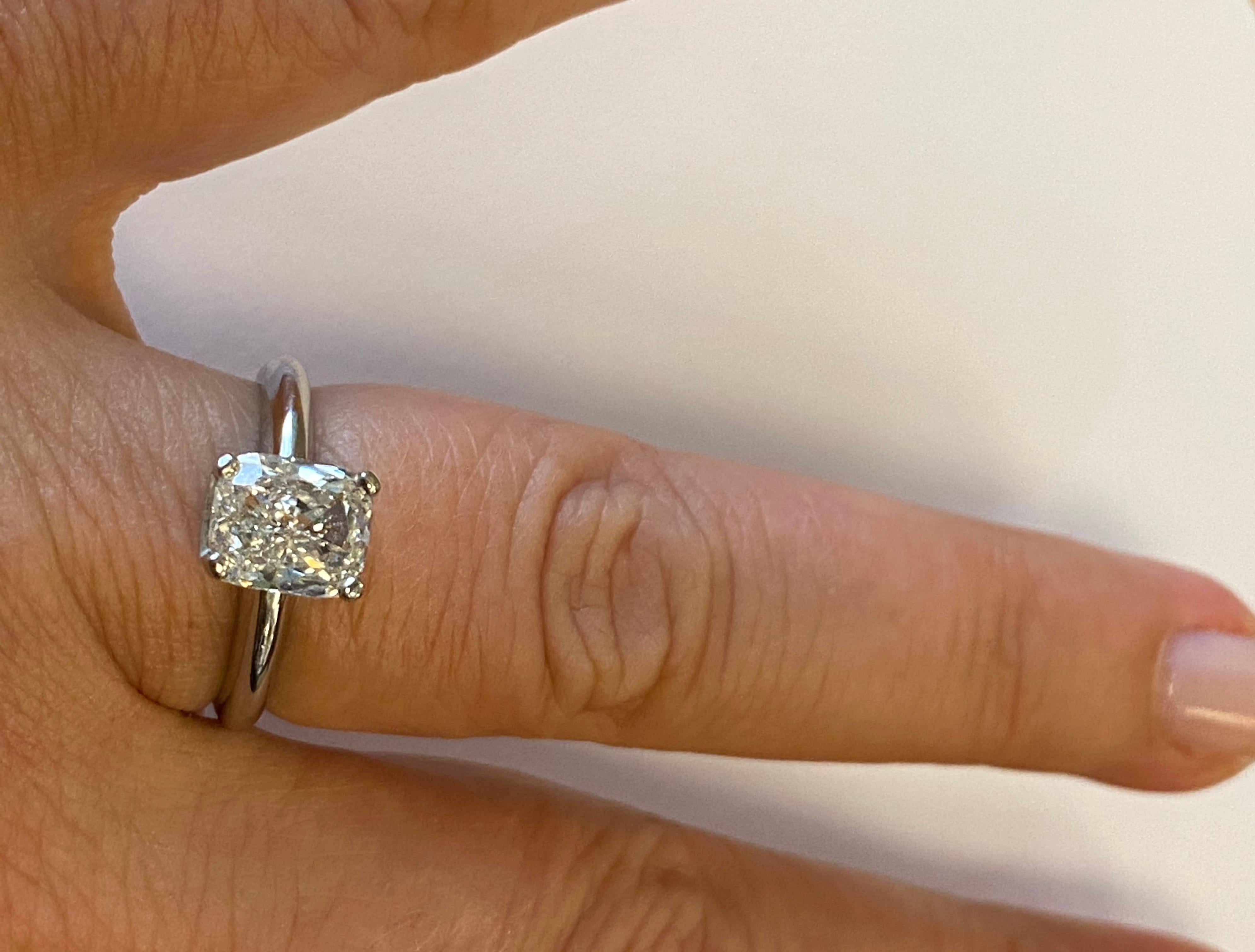 Anello in platino con diamante a cuscino certificato GIA da 1,52 carati, colore I, purezza VS2 In condizioni Nuovo in vendita a Chicago, IL