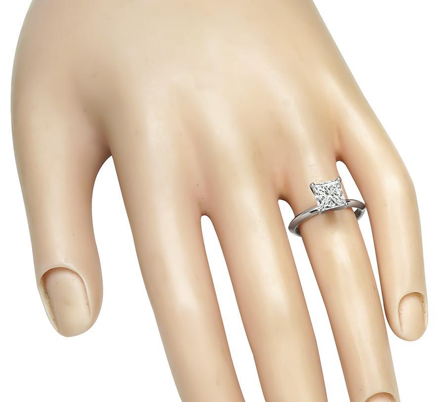 Voici une magnifique bague de fiançailles solitaire en or blanc 14k. La bague est ornée d'un diamant étincelant de taille princesse certifié par la GIA, pesant 1,52 ct. La couleur du diamant est J et sa pureté est VVS1. La bague est estampillée 14K