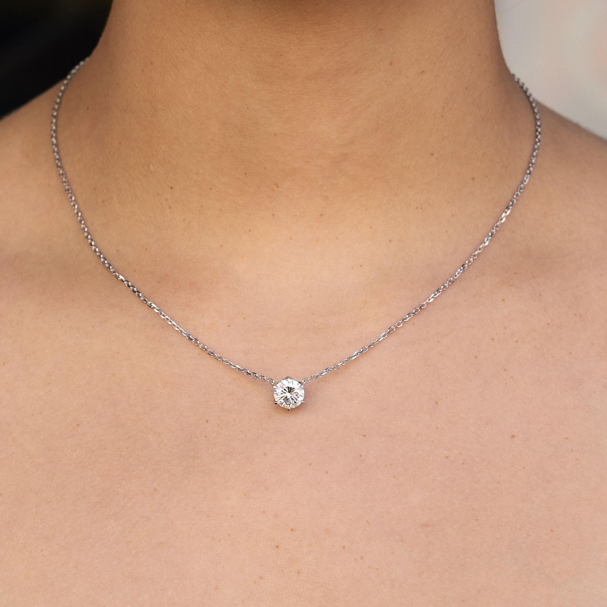 Un magnifique pendentif solitaire en diamant de 1,53 carat, accompagné d'un rapport GIA, indiquant une couleur E et une clarté VS2 étincelante. Le feu et l'éclat qui émanent de ce Brilliance Jewels vintage et durable vous donneront envie de ne plus