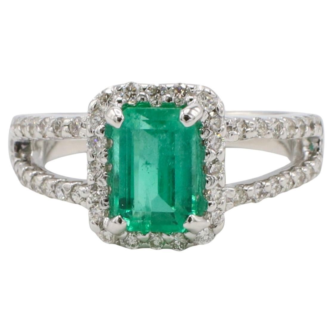 Anillo de compromiso con halo de esmeraldas y diamantes naturales certificado por el GIA de 1,53 quilates