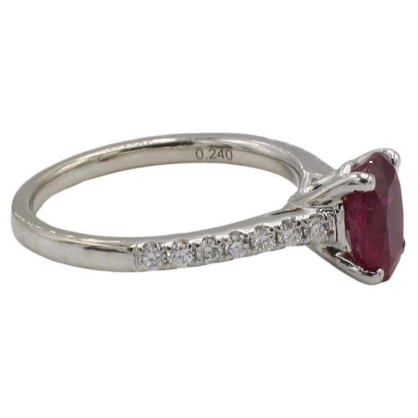 Anillo de oro blanco con acento de diamantes y rubí de Birmania natural de 1,53 quilates certificado por el GIA Moderno