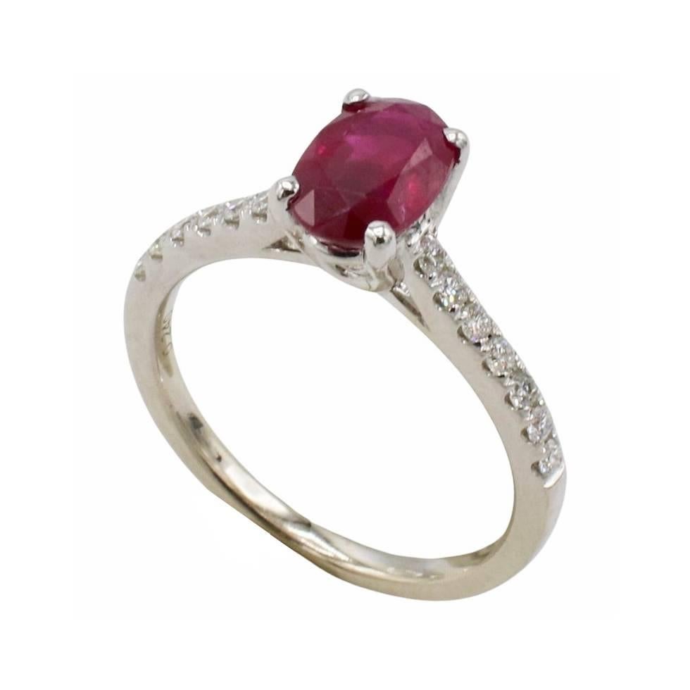 Anillo de oro blanco con acento de diamantes y rubí de Birmania natural de 1,53 quilates certificado por el GIA 
Metal: oro blanco de 14 quilates
Peso: 2.94 gramos
Rubí: rubí de Birmania natural rojo ovalado de 1,53 quilates
Diamantes: 0.24 CTW