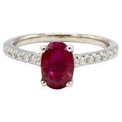 Anillo de oro blanco con acento de diamantes y rubí de Birmania natural de 1,53 quilates certificado por el GIA