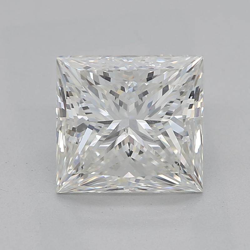 Dieser atemberaubende, in New York handgefertigte Diamantring besticht durch einen GIA-zertifizierten Princess-Diamanten mit einem Gewicht von 1,53 cm in der Mitte, der eine harmonische Mischung aus Schönheit und Präzision darstellt. Der Diamant hat