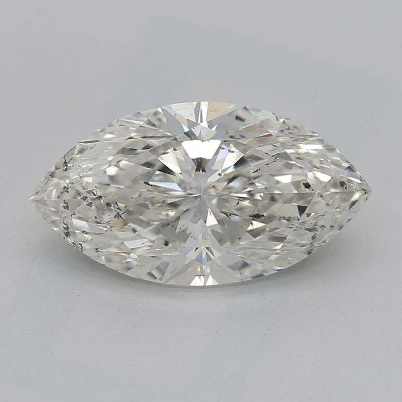 Realizzato a mano a New York, questo splendido anello con diamante presenta un'affascinante pietra centrale a forma di marquise J I1 1,53, squisitamente incastonata per esaltarne la brillantezza da ogni angolazione. La lussuosa fascia, realizzata in