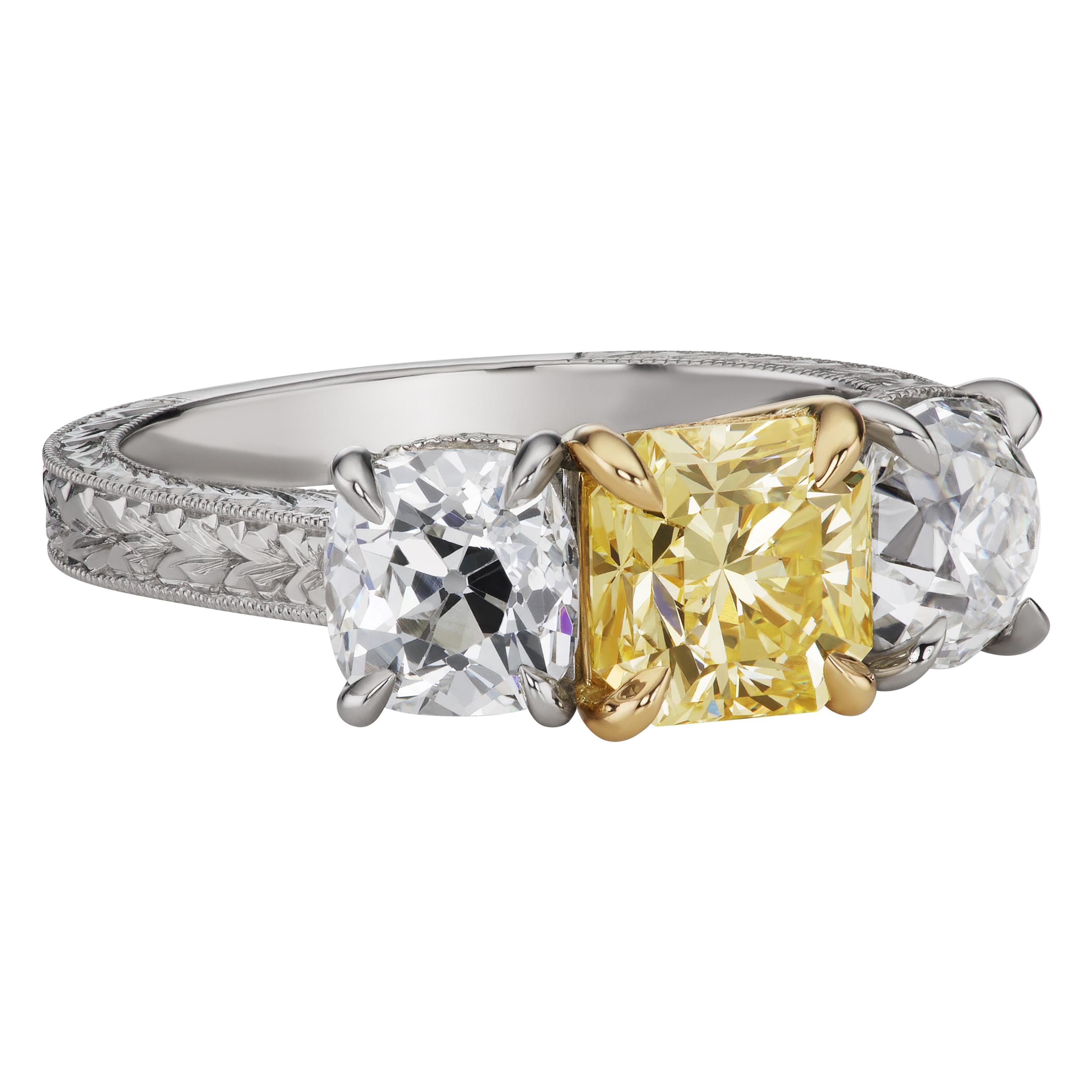 GIA-zertifizierter 1,53 Karat gelber 3-Stein-Diamant-Ring