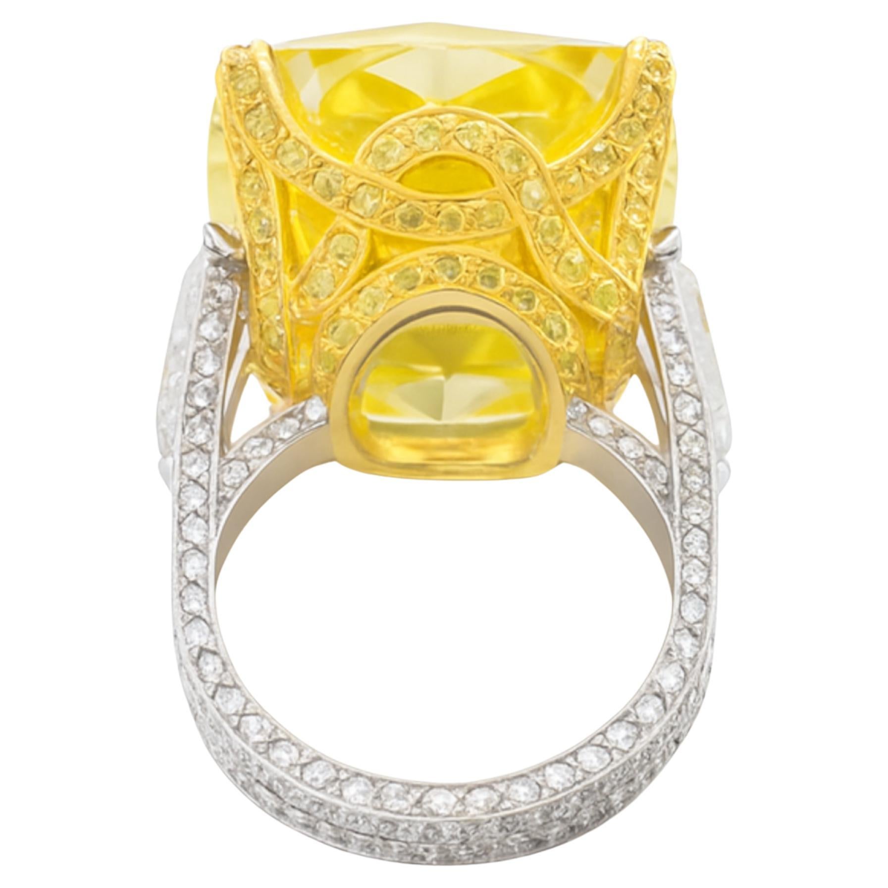 Bague en diamant jaune fantaisie taille coussin certifiée GIA de 15,31 carats
Éclat redéfini.

Au centre de cette remarquable bague se trouve un diamant Fancy Yellow de 15,31 carats de taille coussin, certifié par le GIA et de pureté VS2 - une gemme