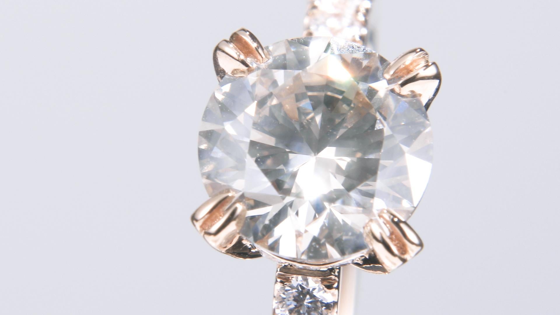 Presenting an exquisite example of high-end craftsmanship, this luxurious ring is crafted from 18k white gold and boasts a total weight of 4.35 grams. The design is elegant yet understated, making it a perfect choice for women seeking both beauty