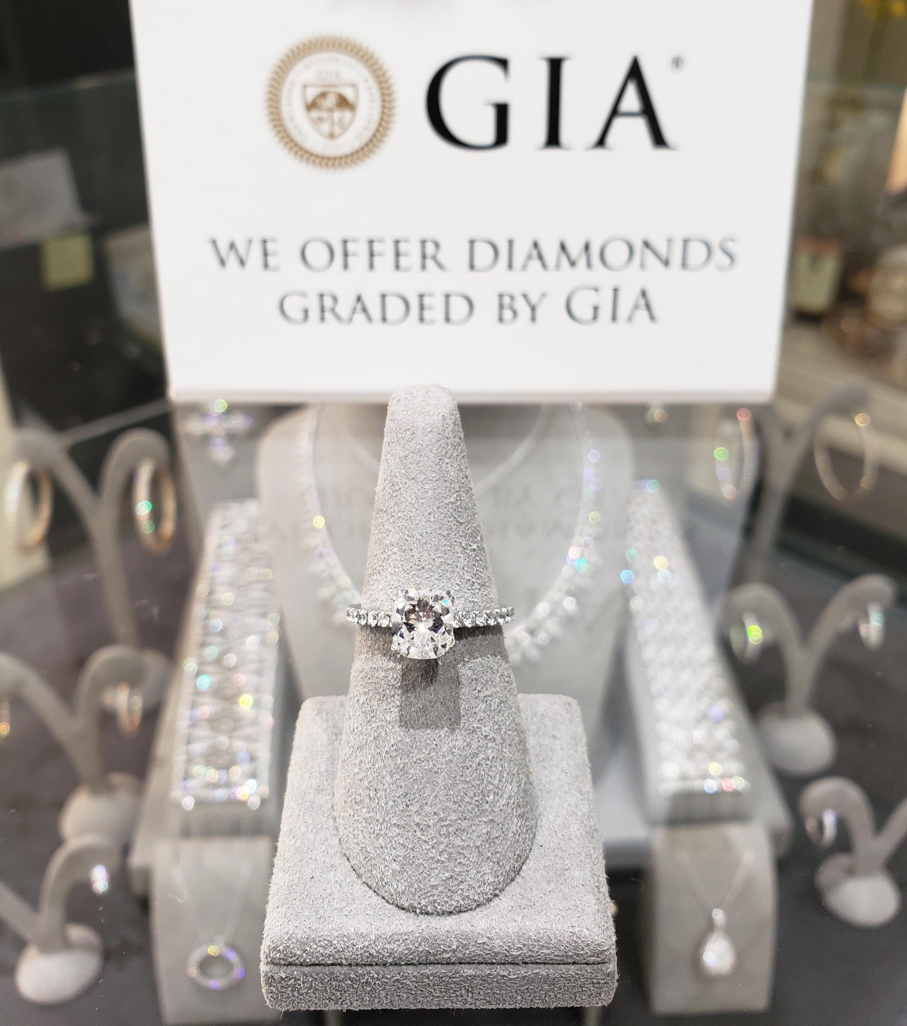 Bague de fiançailles certifiée GIA 1,54 carats, diamant taille coussin, pavé français Neuf - En vente à New York, NY