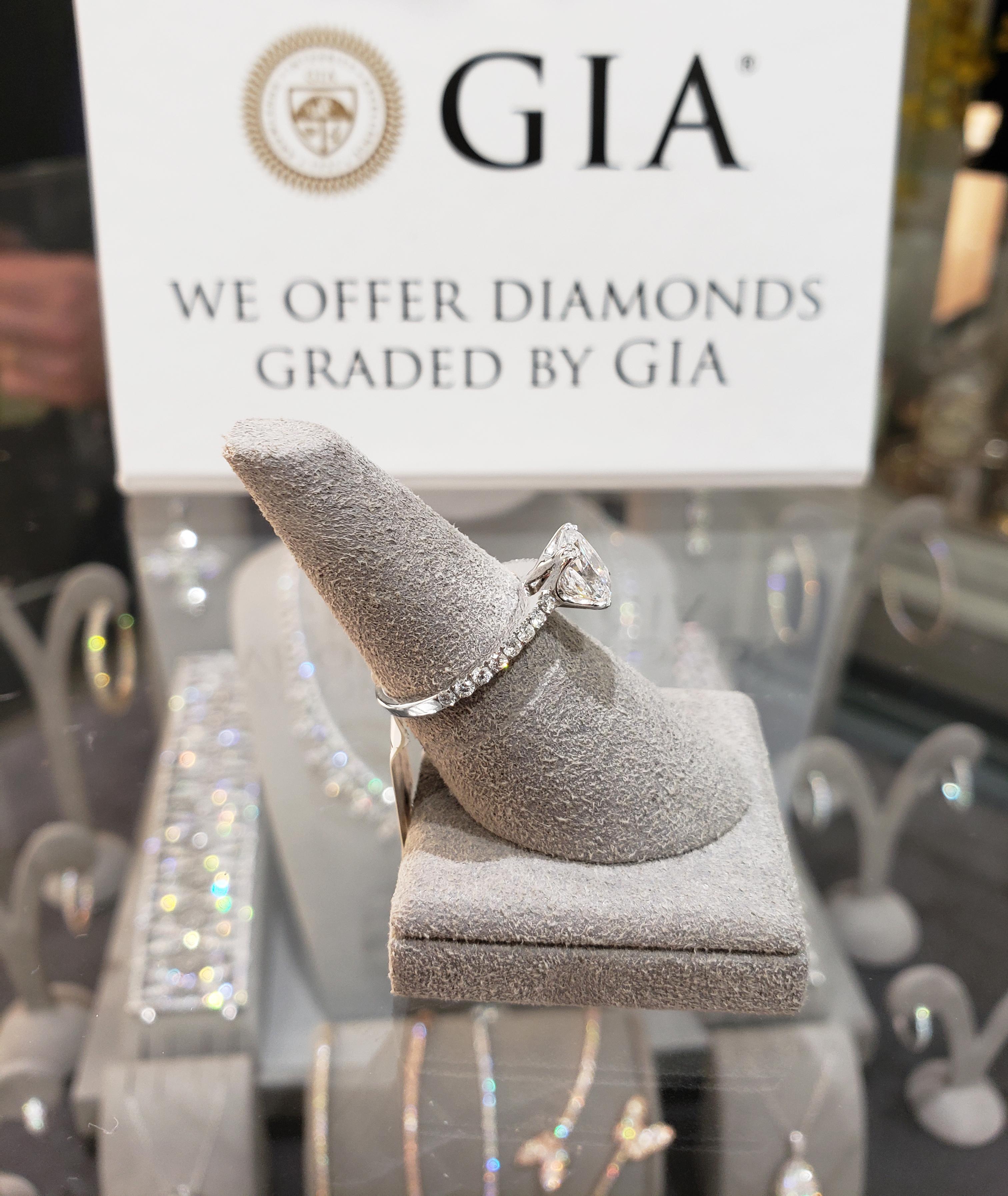 Bague de fiançailles certifiée GIA 1,54 carats, diamant taille coussin, pavé français Pour femmes en vente