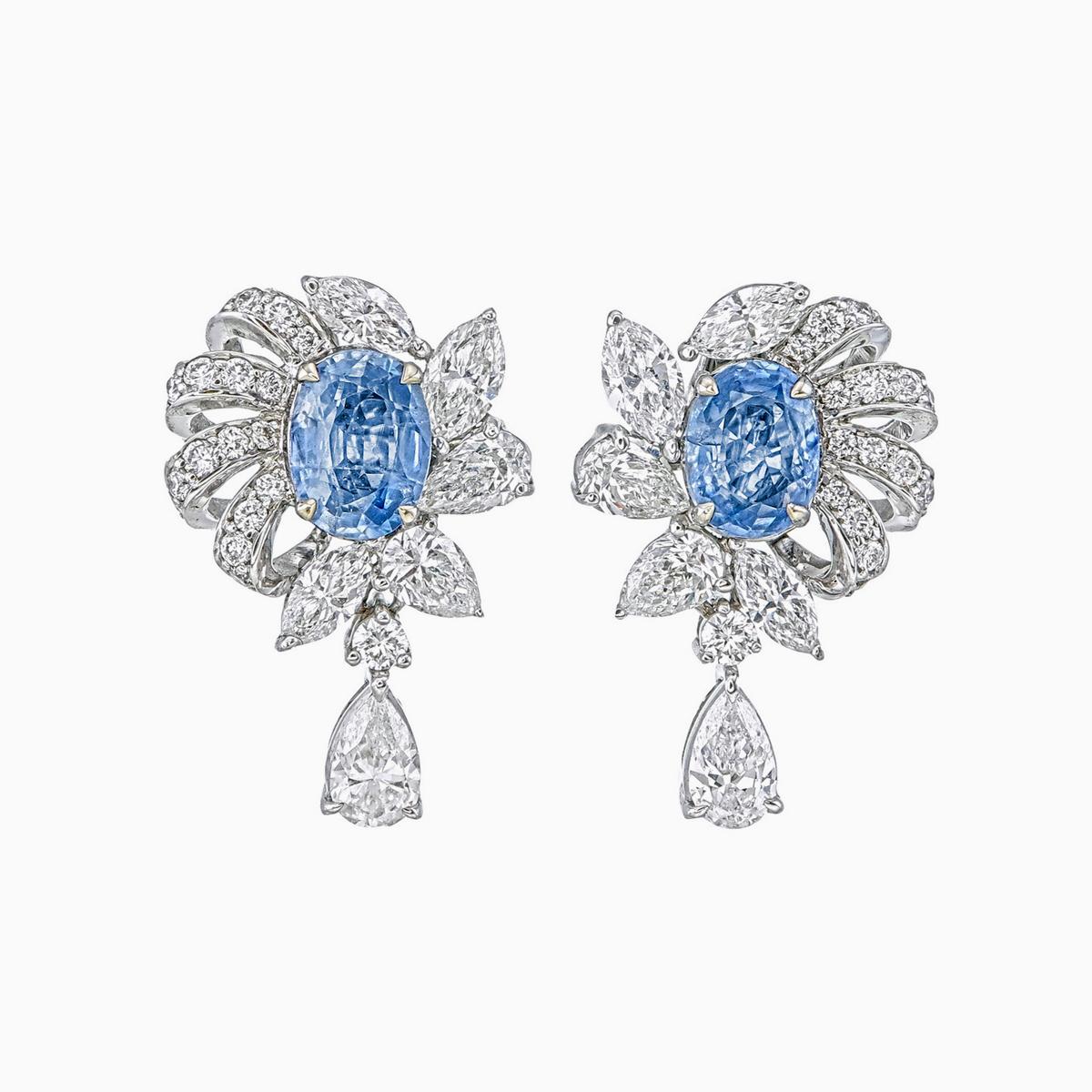 Die eleganten Ohrringe mit blauem Saphir und Diamanten aus Kaschmir von REWA Jewels sind handgefertigt und bestehen aus 18 Karat Weißgold.

Es hat 2 Mittelstücke von ovalen Kashmir Blue Sapphire mit einem Gewicht von 1,54 Karat ca. Alle Kashmir Blue