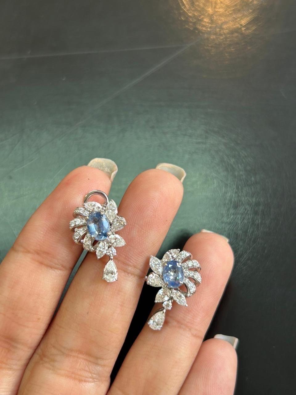 GIA zertifiziert 1,54 Karat Kaschmir blauer Saphir und Diamant-Ohrringe in 18K WG im Zustand „Neu“ im Angebot in Bangkok, TH