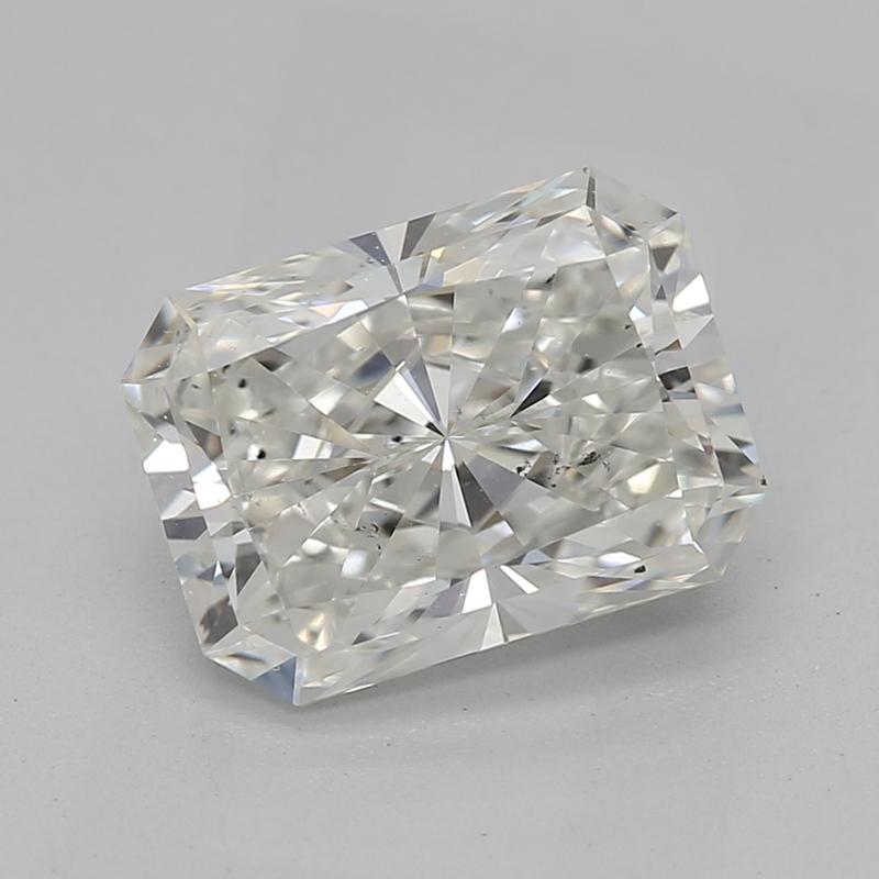 Con uno splendido diamante radiante di 1.54, questo anello di diamanti affascina per l'eccezionale brillantezza e chiarezza. Classificata I e SI1, la pietra centrale è elegantemente incorniciata da un'aureola nascosta di diamanti più piccoli,
