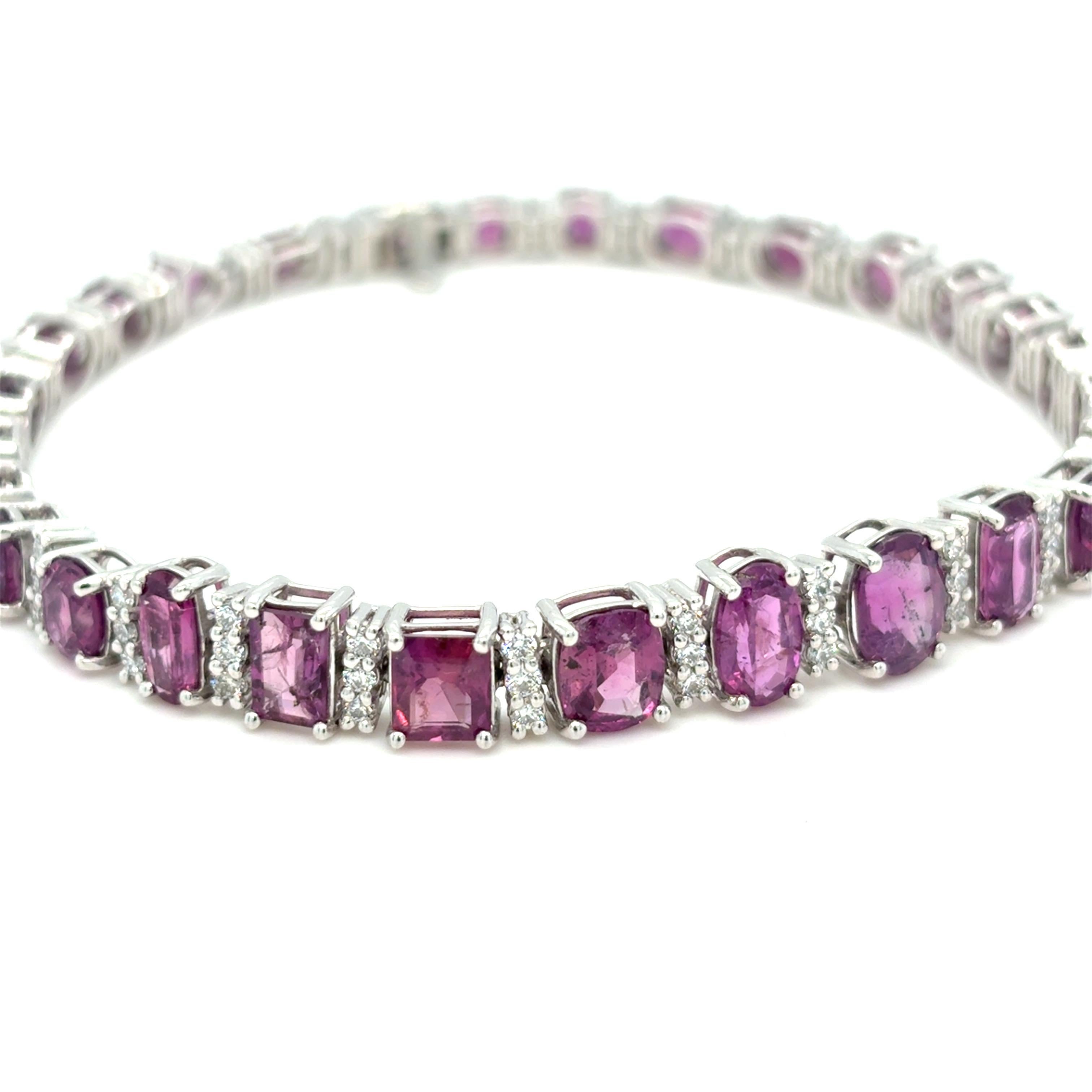 GIA Certified 15.45 Carat Unheated Kashmir Sapphire Diamond Platinum Bracelet In New Condition For Sale In Trumbull, CT