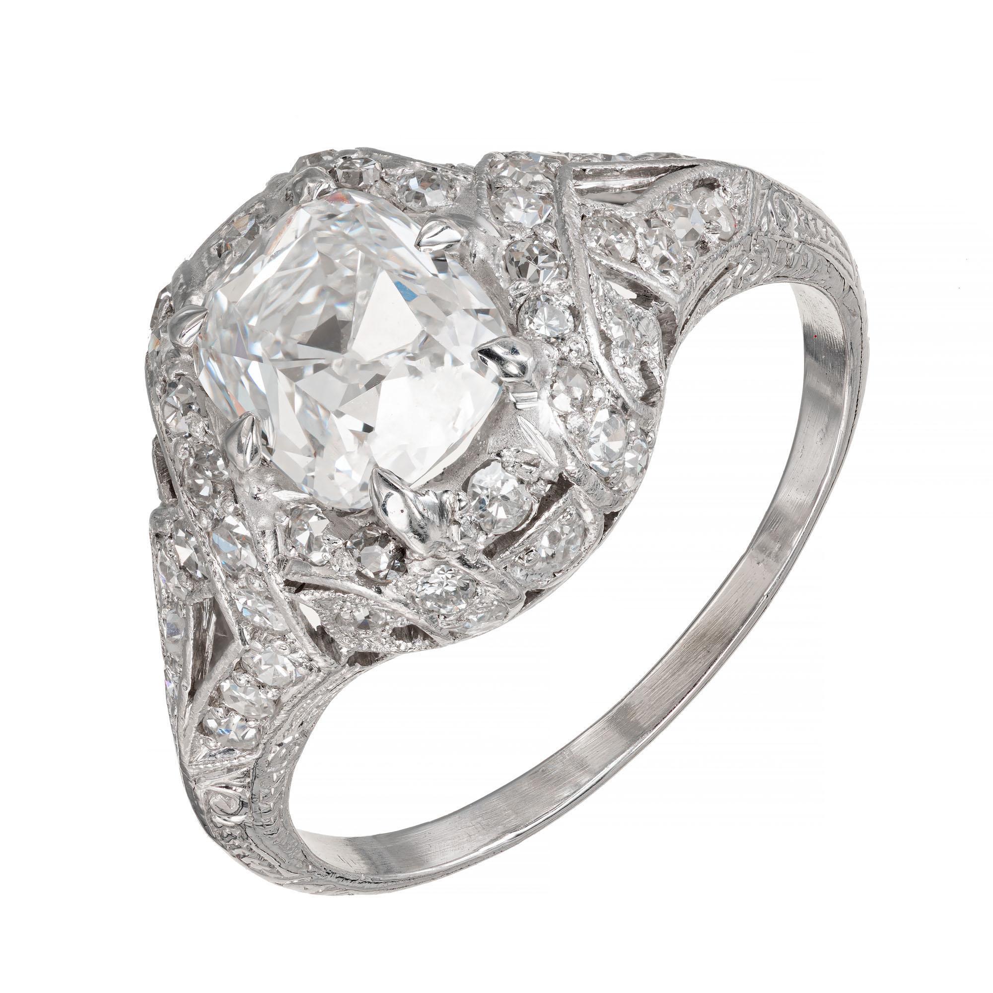 1900 Verlobungsring aus Platin, durchbohrt, mit Diamanten besetzt. GIA-zertifizierter Mittelstein mit 44 einzeln geschliffenen Akzentdiamanten. Runder, eckiger, rechteckiger Diamant im Brillantschliff. Der Stein hat auch eine starke blaue