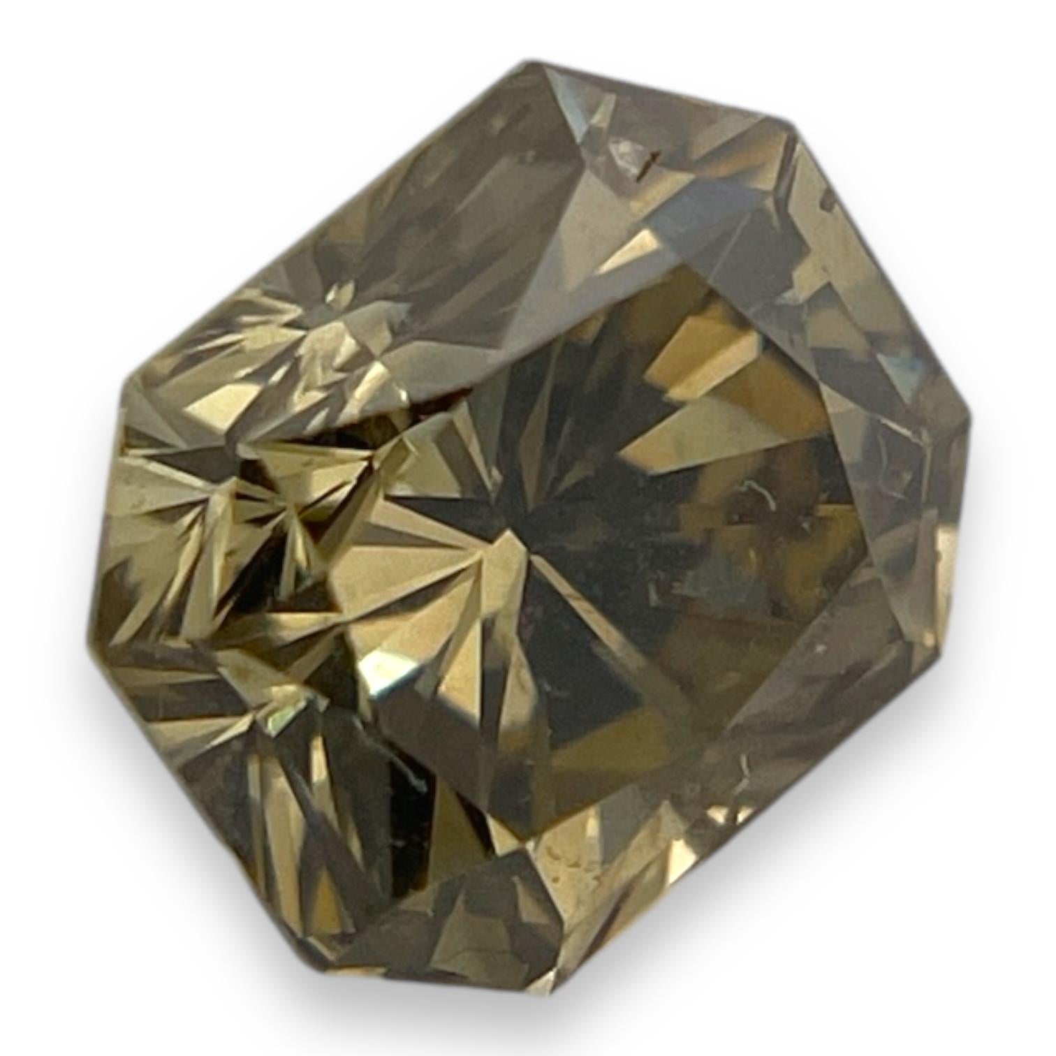 DESCRIZIONE ARTICOLO ID #: NYC53944 
Forma della pietra: TAGLIO ANGOLATO RETTANGOLARE MODIFICATO A BRILLANTE 
Peso del diamante: 1,55 CT 
Chiarezza: VS2 
Colore: MARRONE GIALLO SCURO FANTASTICO 
Taglio: Eccellente 
Misure: 6,92 x 6,02 x 4,84 mm