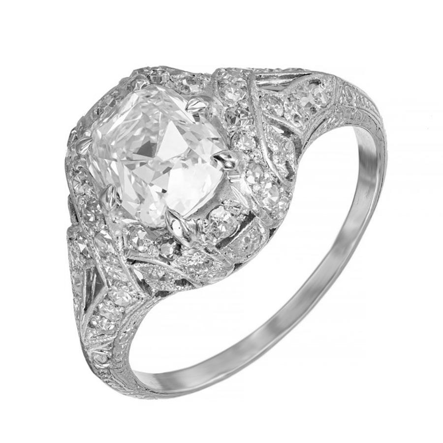 Bague de fiançailles à halo de diamants des années 1900. Datant de l'époque édouardienne, cette superbe bague est ornée d'une pierre centrale de 1,55 carats de taille européenne ancienne. Monté dans une monture en platine percée, à tige fendue.
