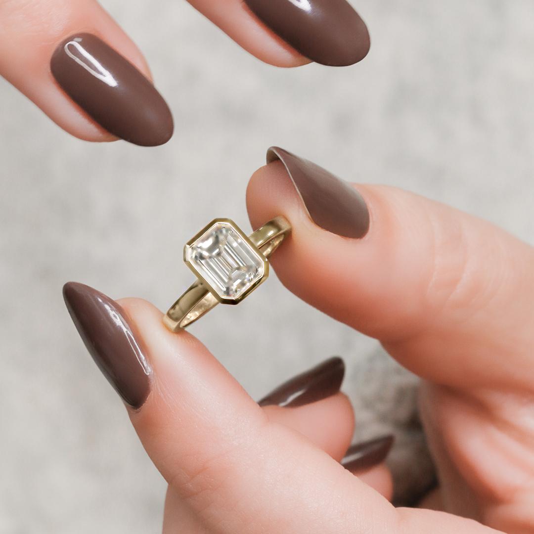 Dieser wunderschöne Diamant Shimmer für Damen mit 1,55 Karat im Smaragdschliff ist in 14K Gelbgold gefasst. Mit den lichtdurchlässigen Diamanten von Diana Rafael ist er ein atemberaubender Ring, den Sie nie wieder ablegen