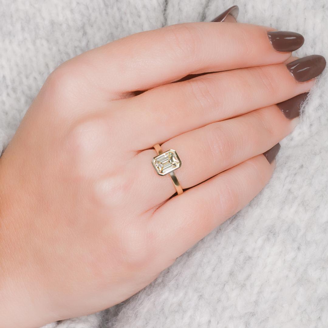 GIA Certified 1.55 Carats Art Deco Bezel Natural Emerald Cut Engagement Ring In New Condition For Sale In רמת גן, IL