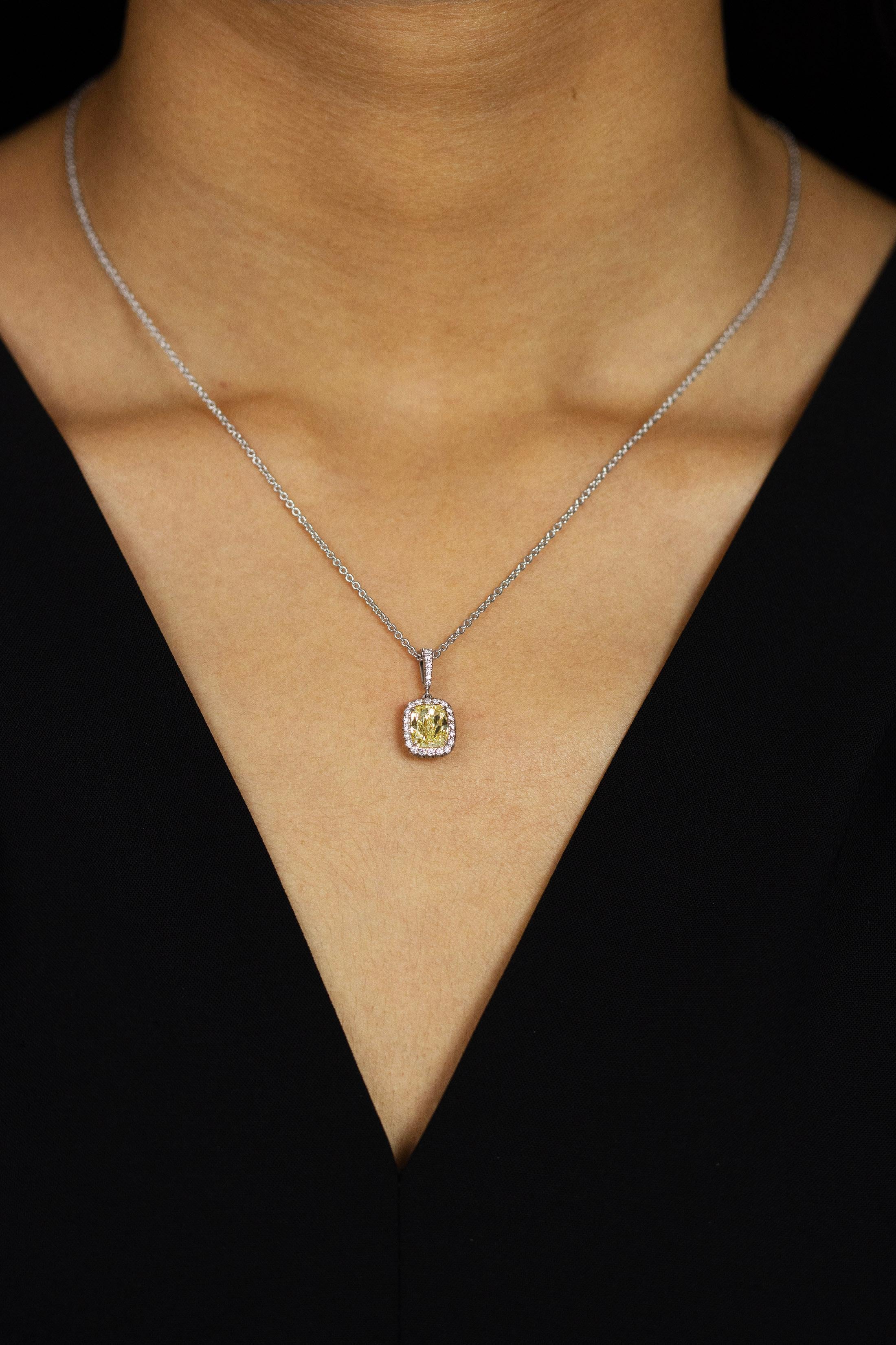Contemporain Collier avec pendentif en diamant certifié GIA de 1,55 carats, taille coussin, couleur fantaisie en vente