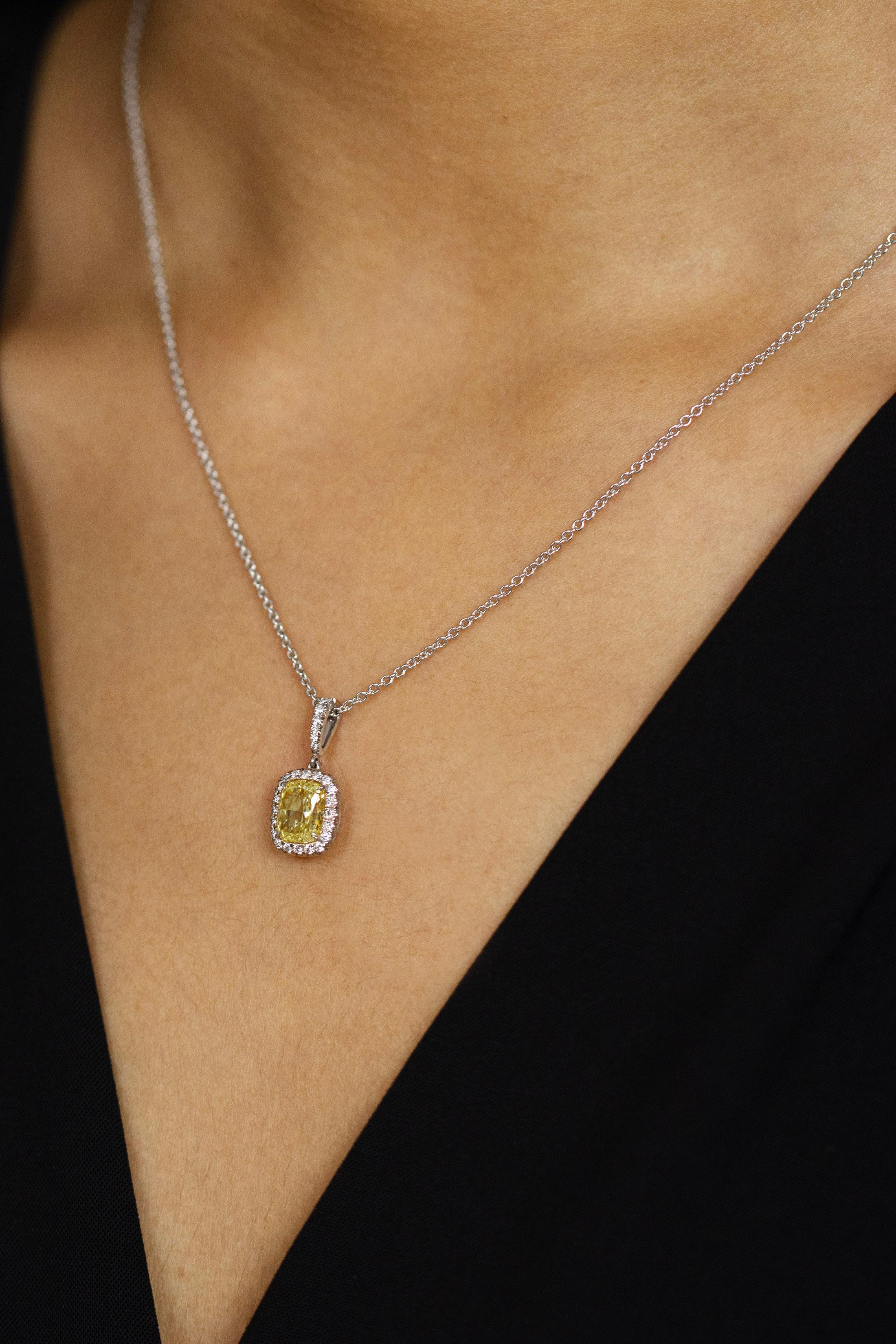 Taille coussin Collier avec pendentif en diamant certifié GIA de 1,55 carats, taille coussin, couleur fantaisie en vente