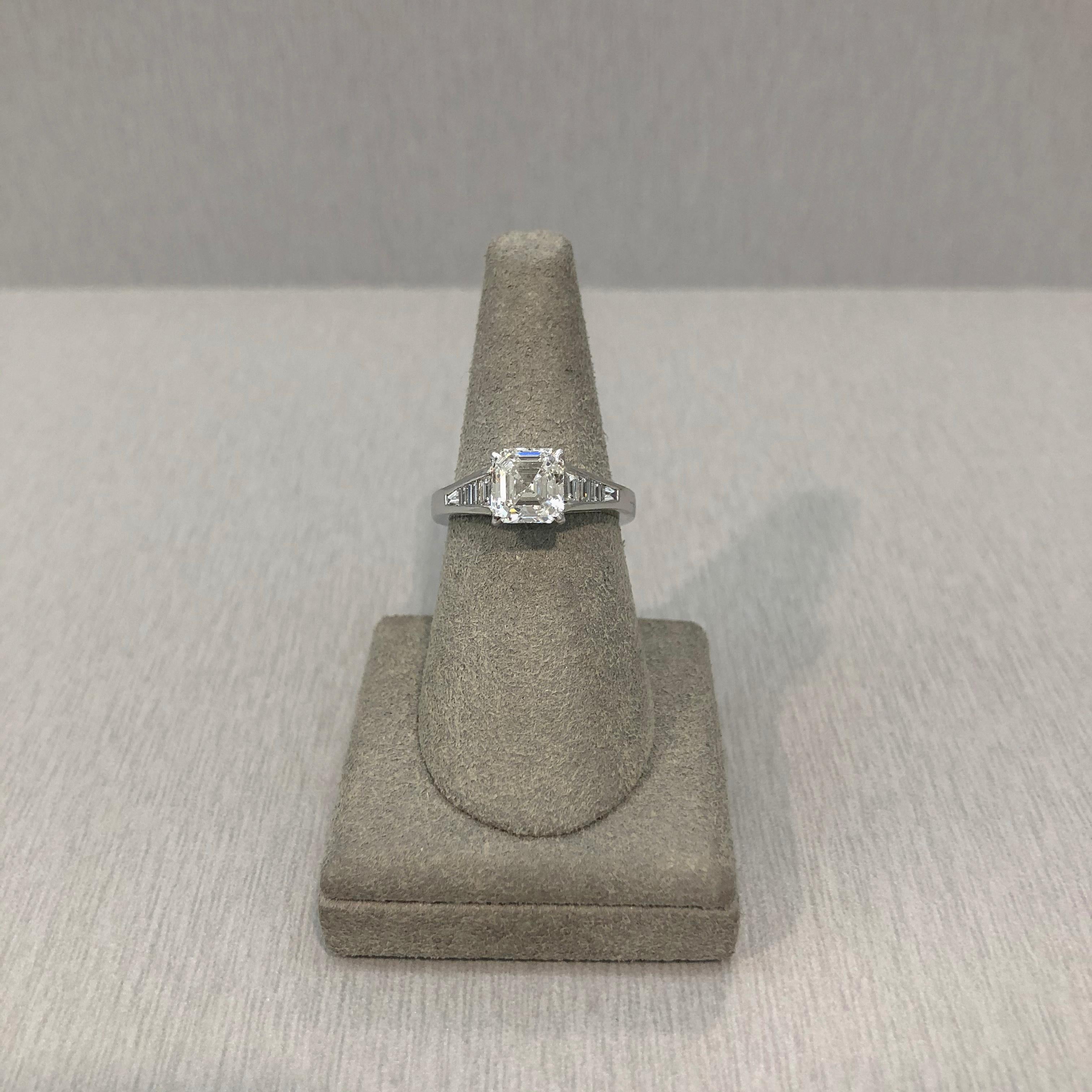 Roman Malakov Verlobungsring mit GIA-zertifiziertem 1.56 Karat Diamant im Asscher-Schliff im Zustand „Neu“ im Angebot in New York, NY