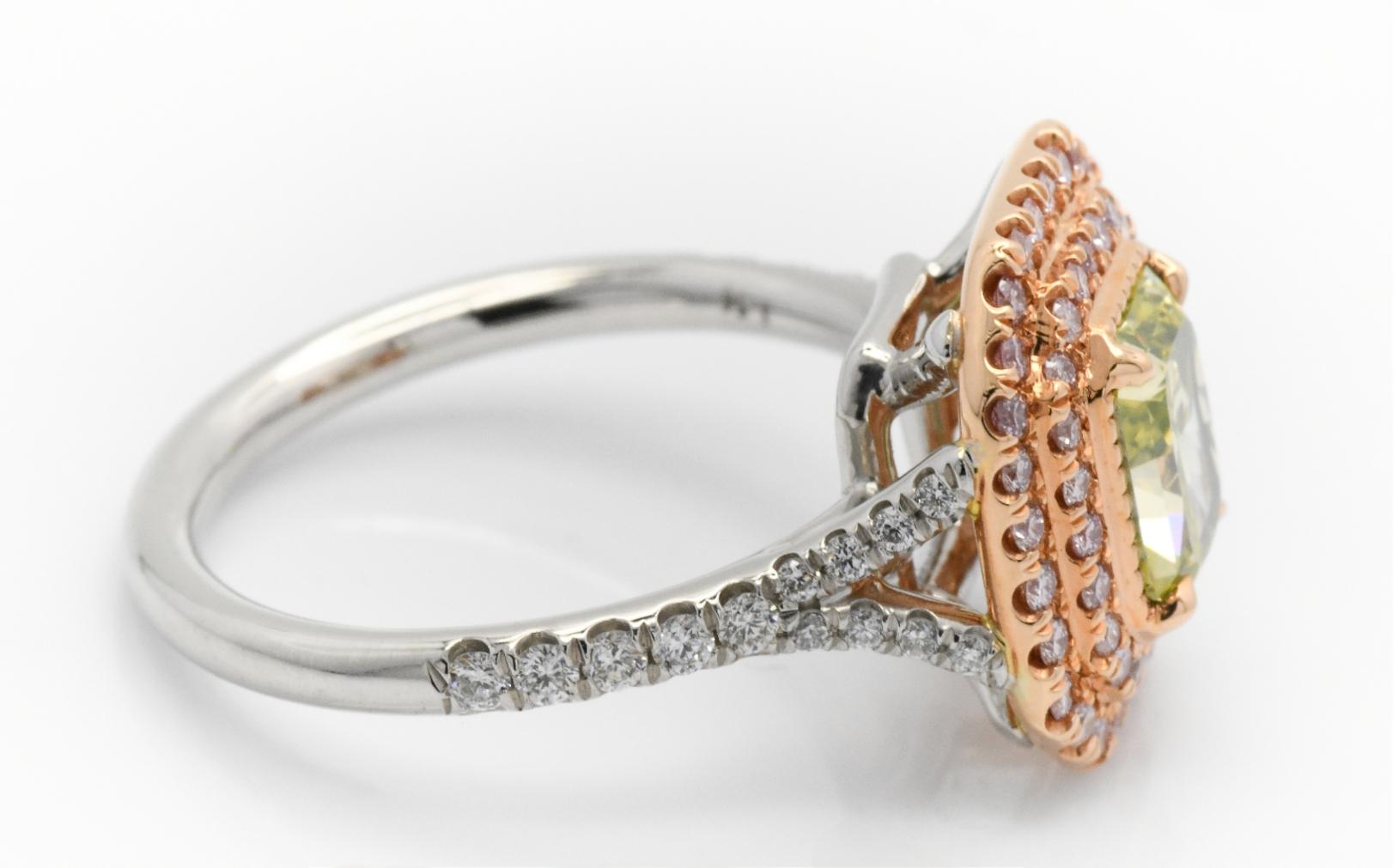 Questo straordinario anello presenta un diamante giallo intenso di 1,56 carati a taglio radiante, classificato di purezza SI1 e accompagnato da un certificato GIA. La vibrante pietra centrale è circondata da un'aureola di 52 Fancy Pink Diamond
