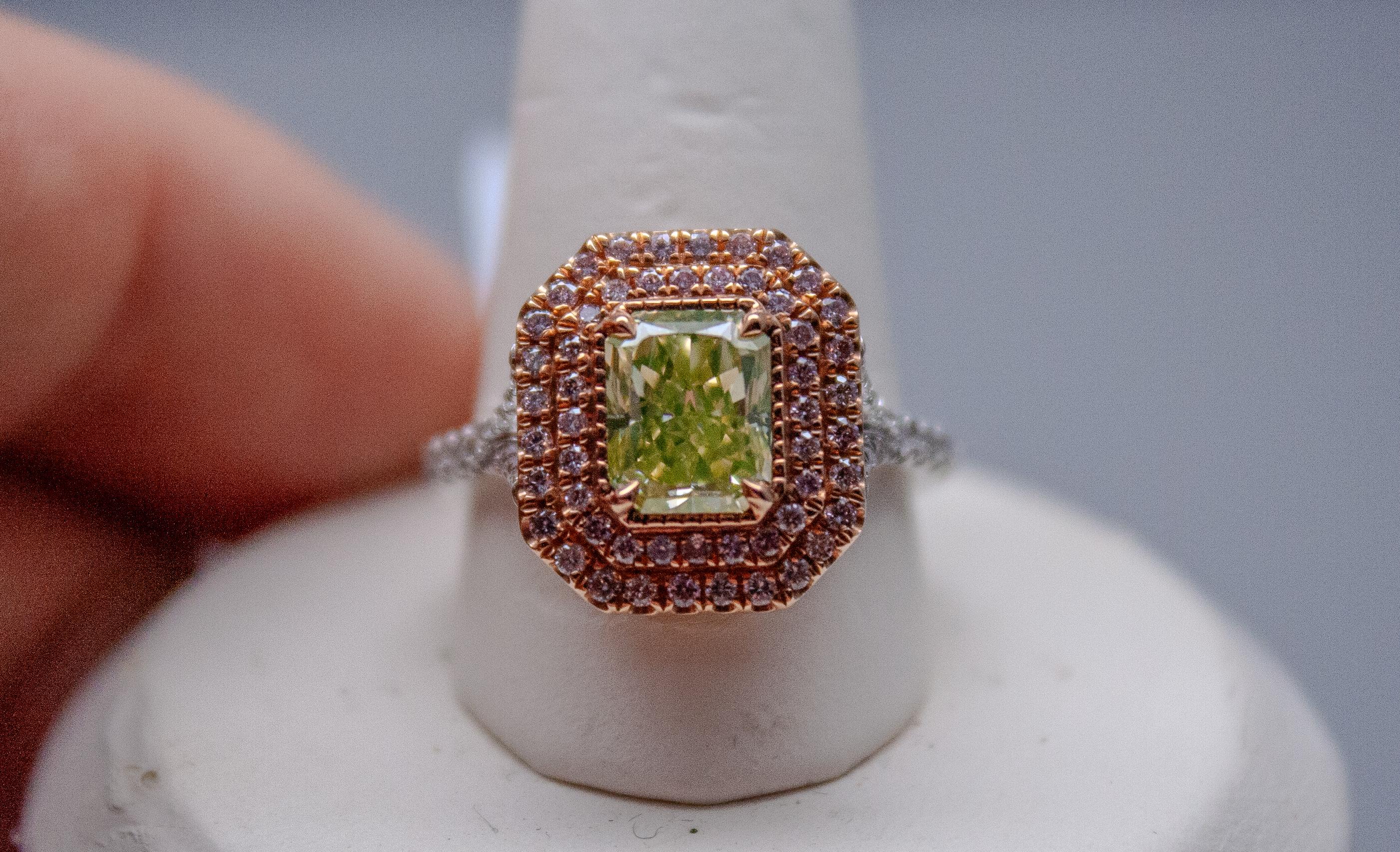 Taglio radiant Anello da cocktail con diamante giallo verdastro intenso di 1,56 carati certificato GIA in vendita