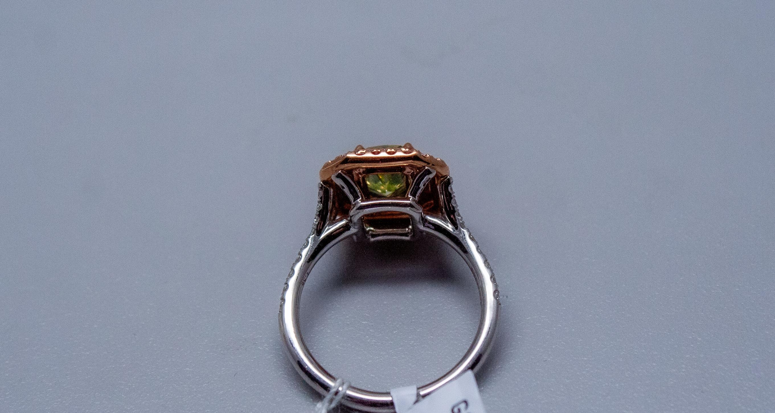 Donna Anello da cocktail con diamante giallo verdastro intenso di 1,56 carati certificato GIA in vendita
