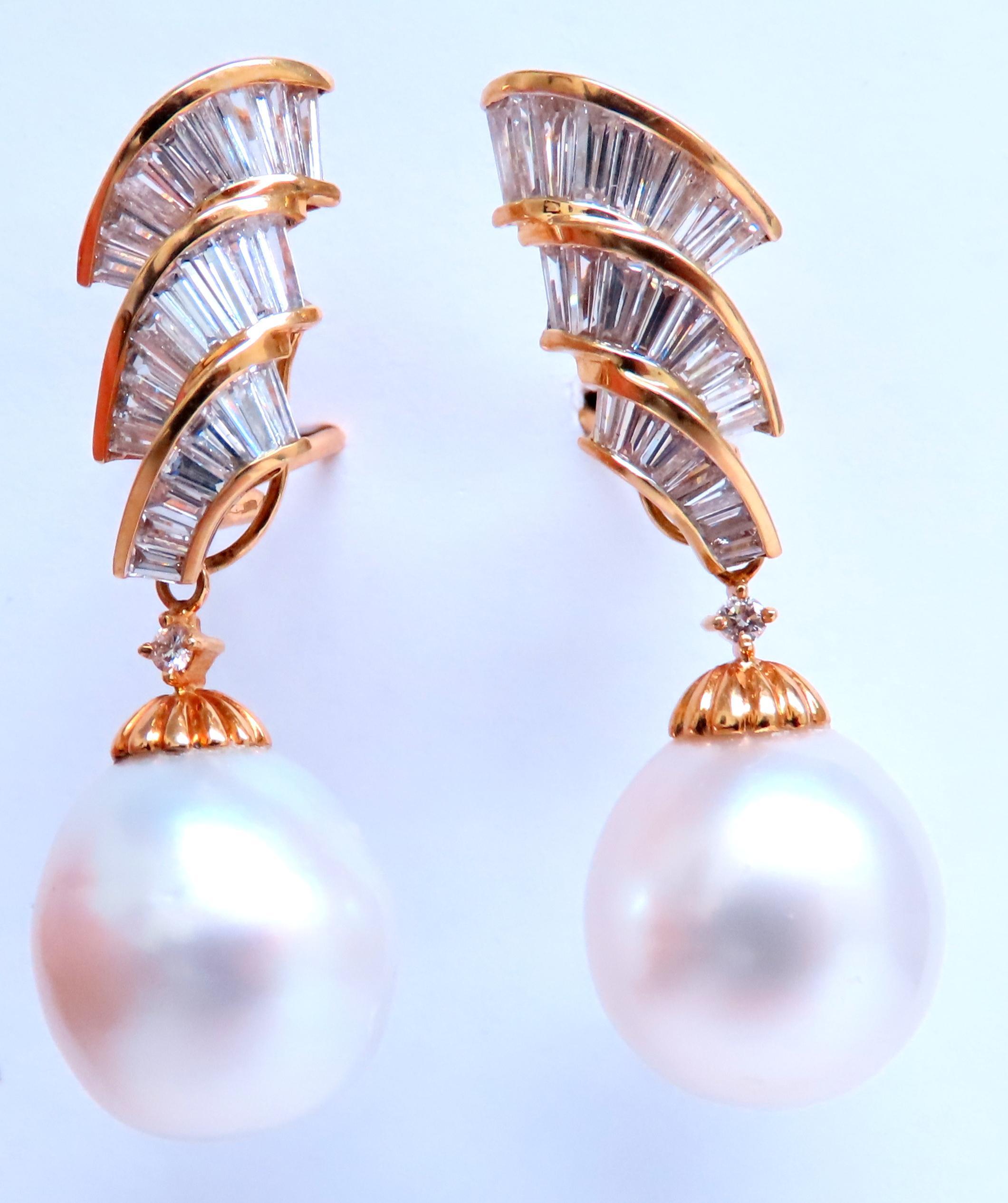 Boucles d'oreilles pendantes Pearl Diamond Option Jacket.
La perle peut être retirée pour être portée sur un clip diamant.

Rapport GIA # 2231143862
Pintada Maxima Espèce
15,6 mm chacun

2,80ct Diamants baguettes naturels
Couleur G Clarté Vs-2

Or