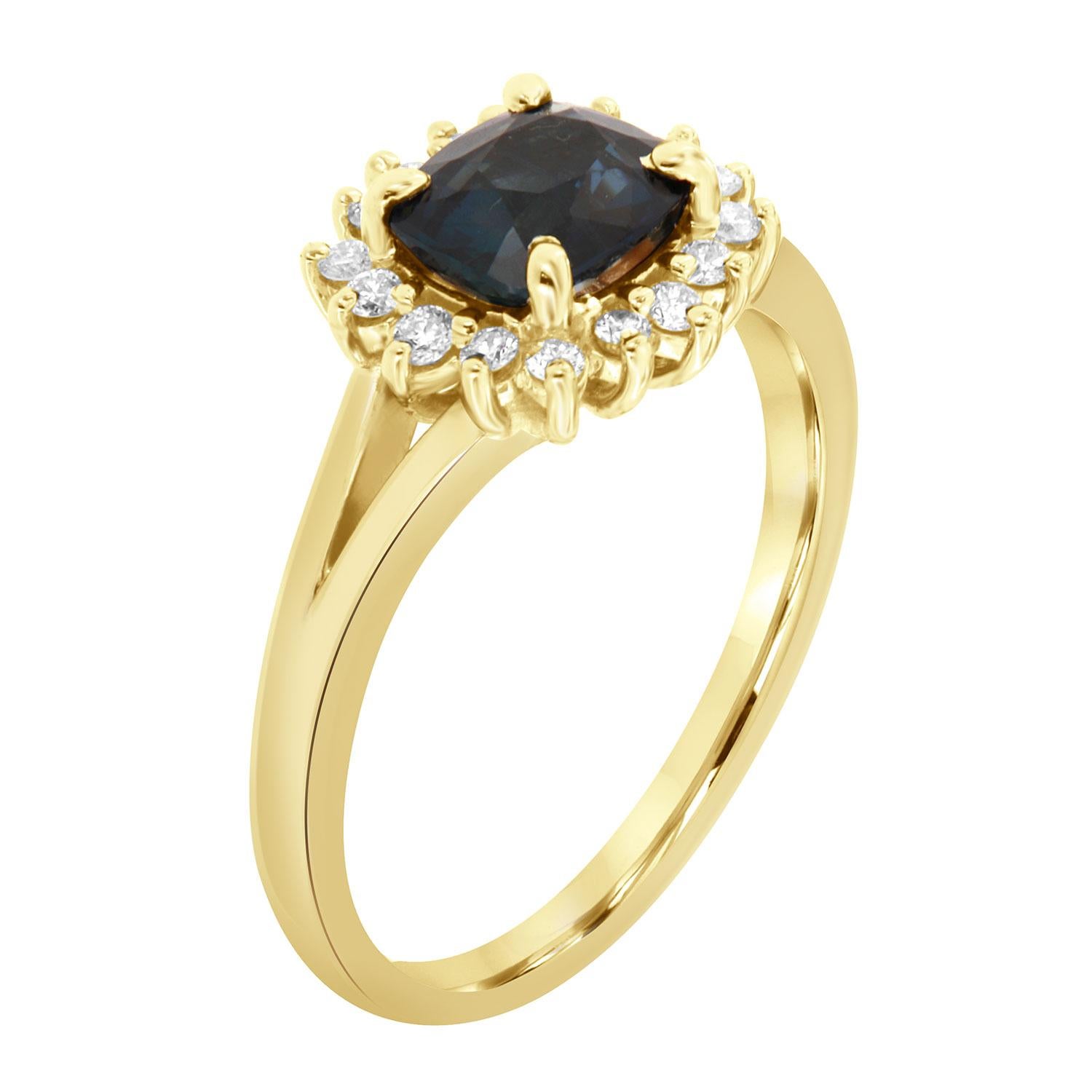 Cette bague en or jaune 14k présente un magnifique saphir bleu vibrant de 1,57 carat, de forme coussin allongé, serti dans un style est-ouest et entouré d'un halo de quatorze (14) diamants ronds brillants d'un poids total de 0,20 carat.  
L'anneau