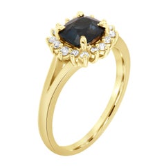Anillo de diamantes con halo de oro amarillo de 14k con zafiro azul en cojín de 1,57 quilates certificado por el GIA