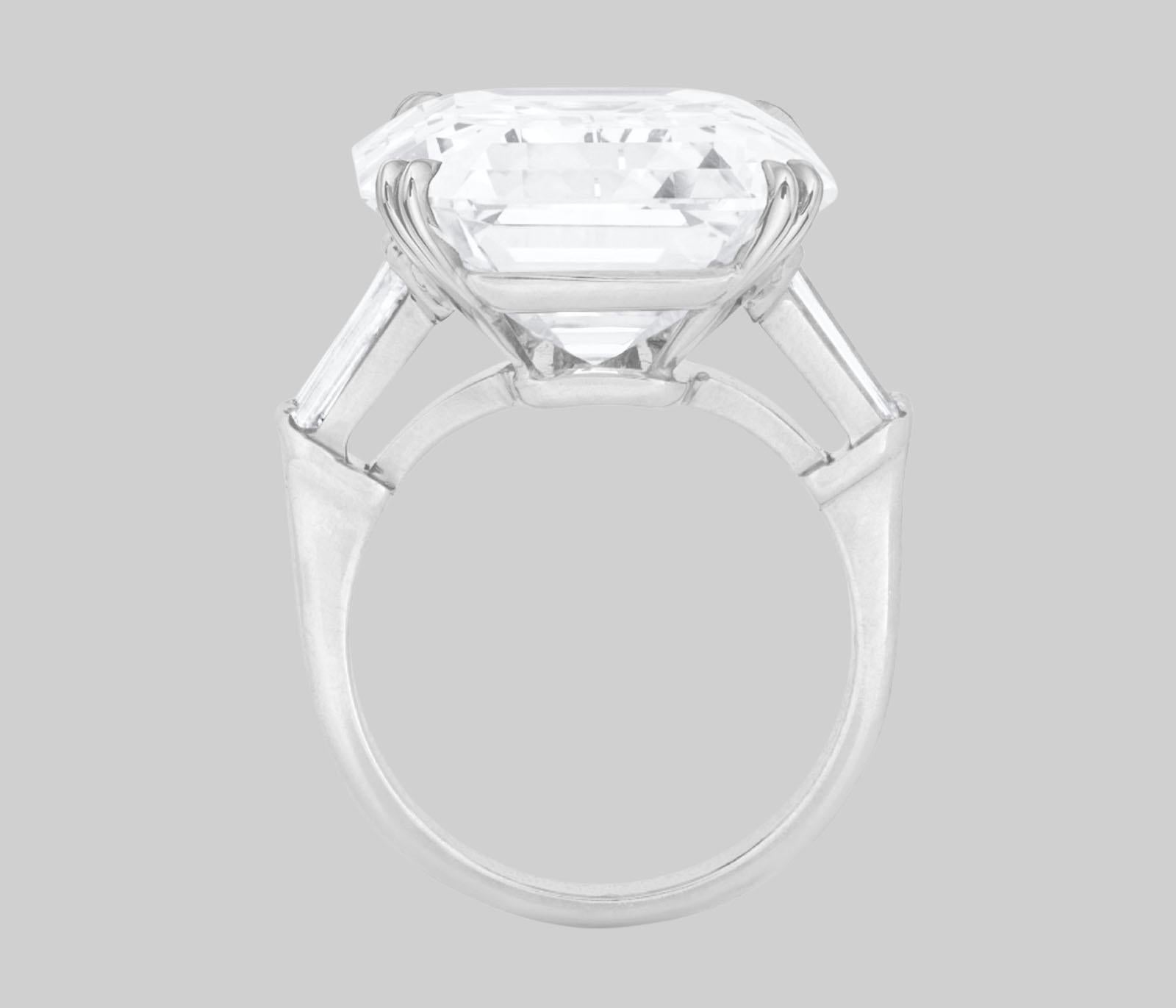 Contemporain Bague en diamant de taille émeraude certifié GIA de 15,75 carats, de couleur D, sans défaut interne en vente