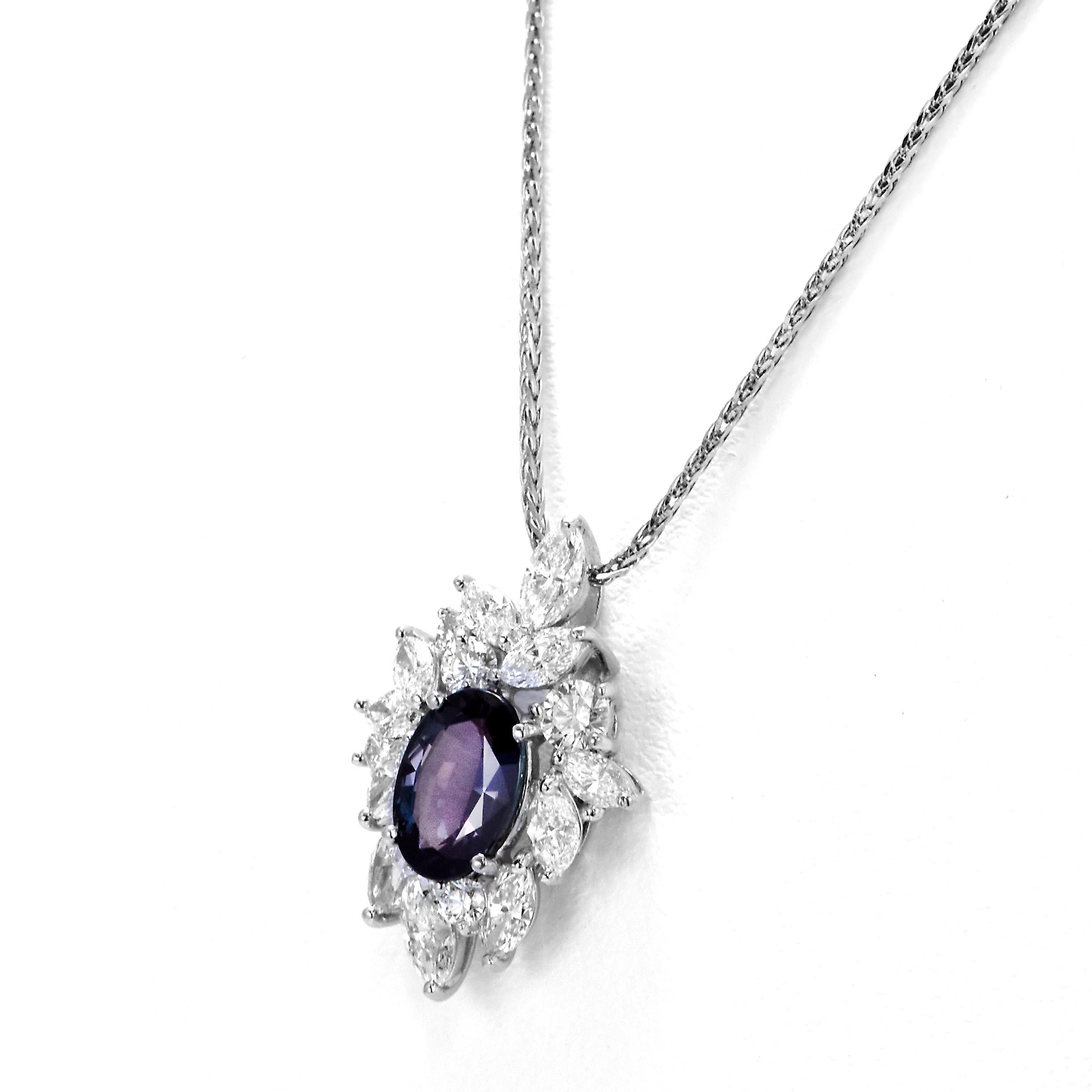 Donna Ciondolo con alessandrite brasiliana e diamante certificato GIA da 1,58 carati in platino in vendita
