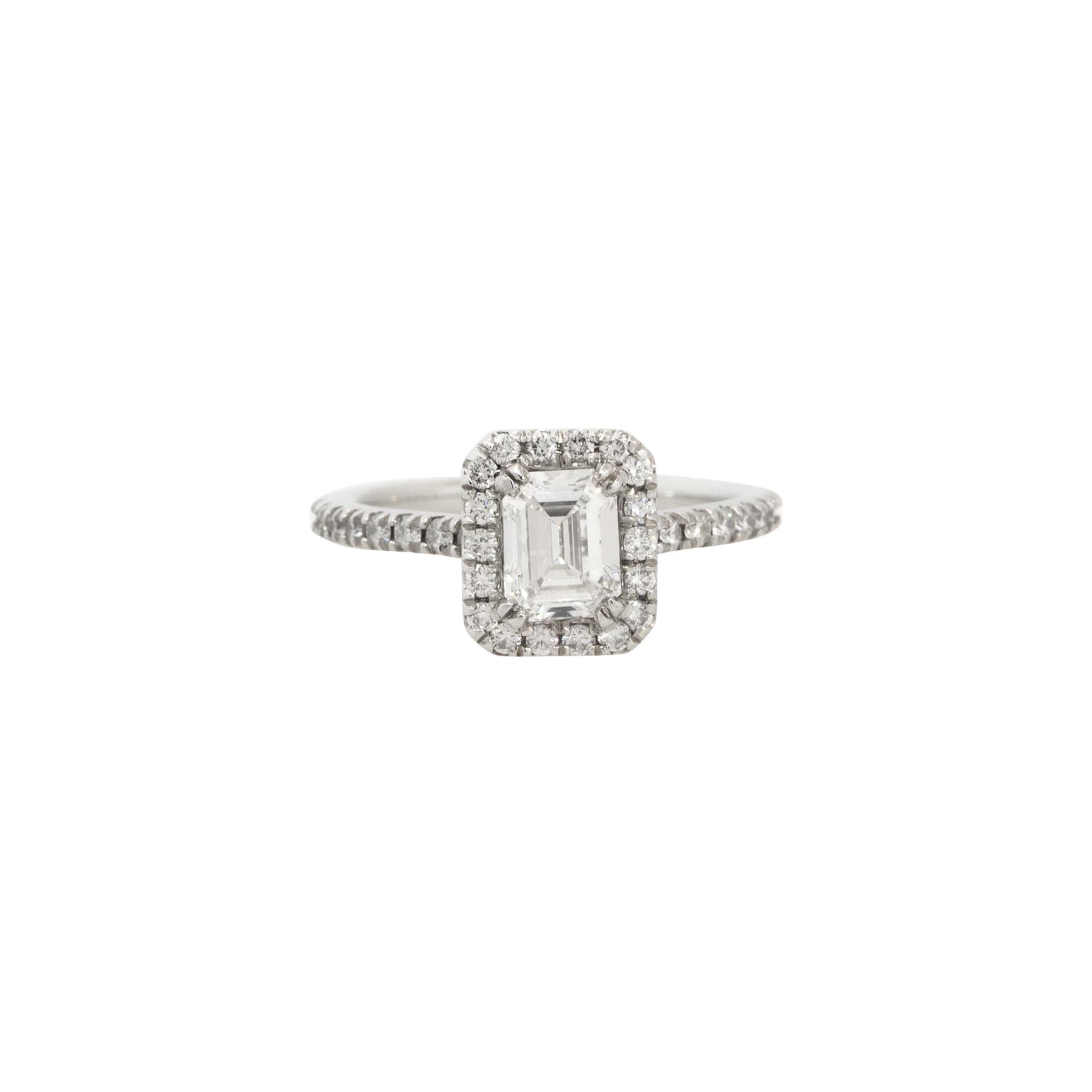 Bague de fiançailles en platine certifié par le GIA, avec un diamant taille émeraude de 1,58ctw.

Matériau : Platine
Détails du diamant principal : Environ 0,83ctw de diamant taille émeraude. Le diamant central est certifié GIA (#1166509213). Le