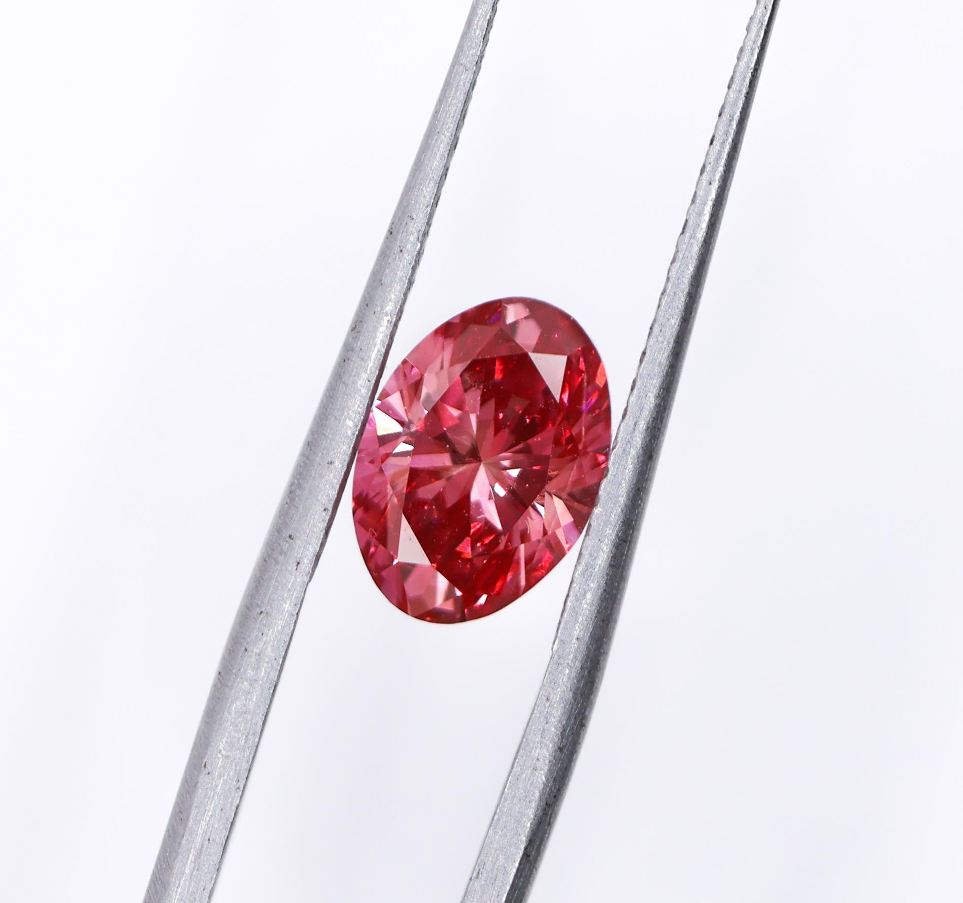 Nous sommes ravis de vous présenter ce magnifique diamant rose naturel extrait de la terre ! Ce diamant est traité au HPHT, ce qui lui confère une superbe couleur rose vif. Une taille fabuleuse pour une bague de fiançailles ou une pièce d'apparat