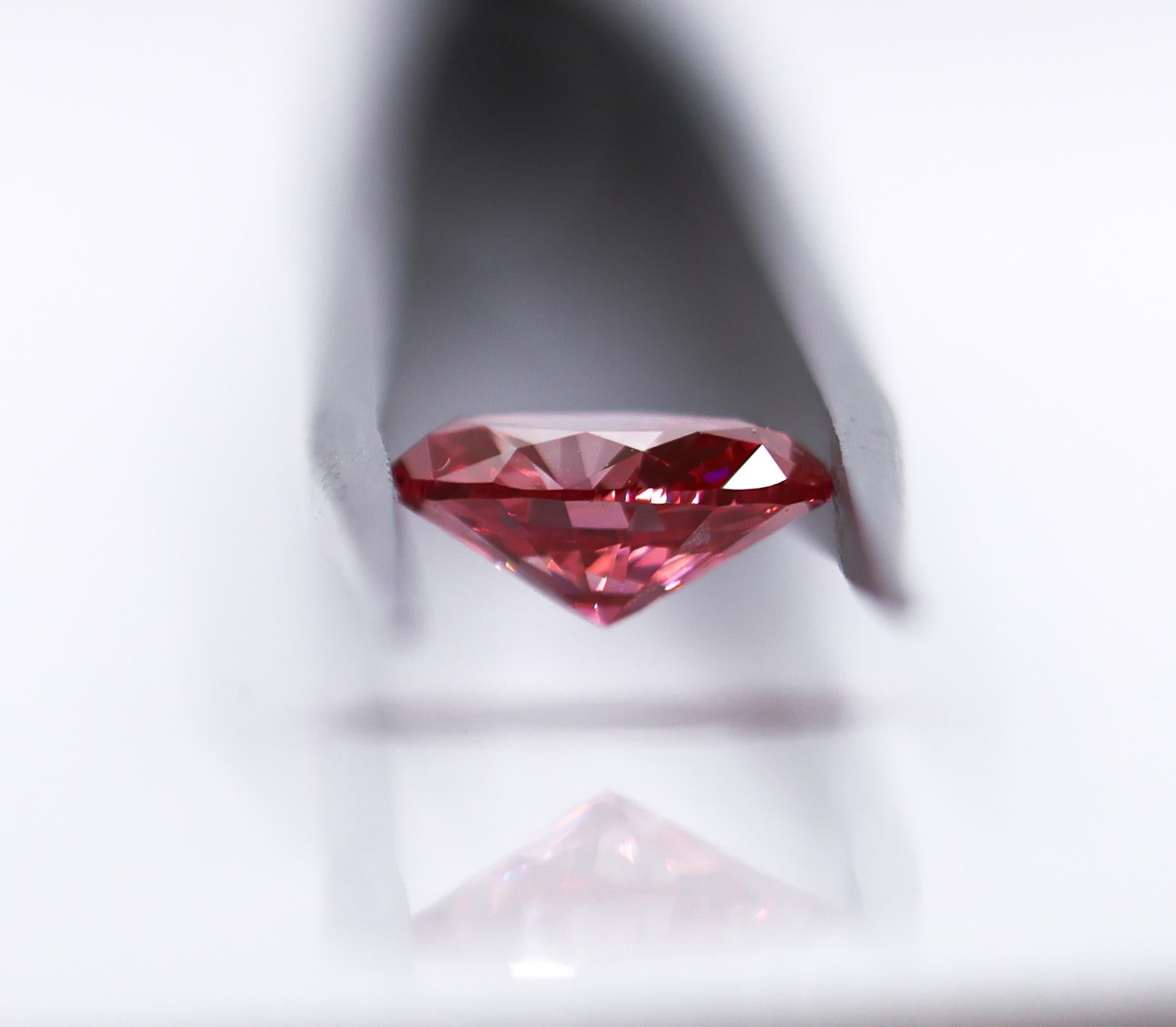 Modern GIA Certified 1.58 Carat Fancy Vivid Pink Diamond Natural Earth Mined For Sale