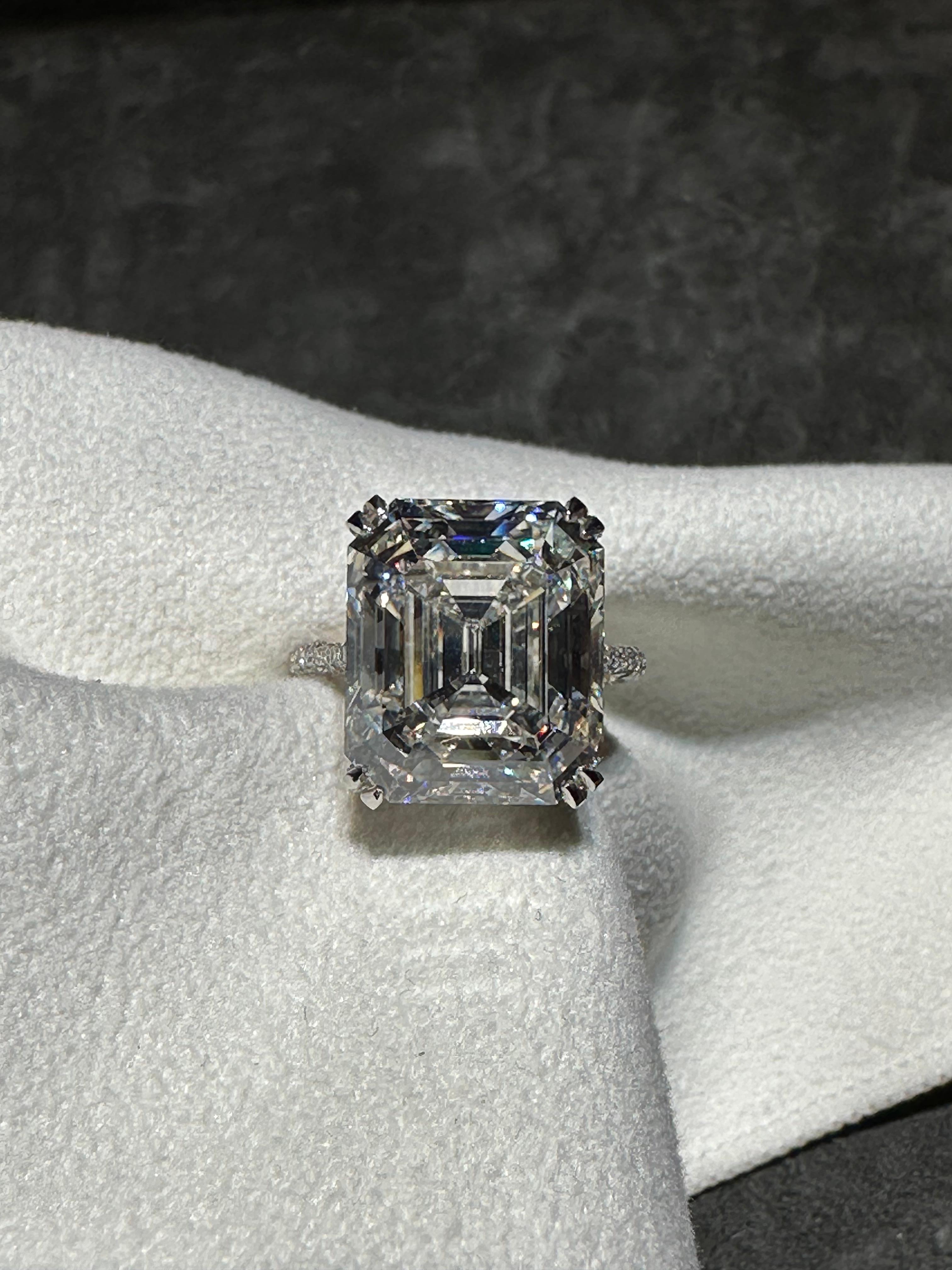 Bague de fiançailles solitaire en diamant taille émeraude de 15,87 carats certifiée GIA en vente 4