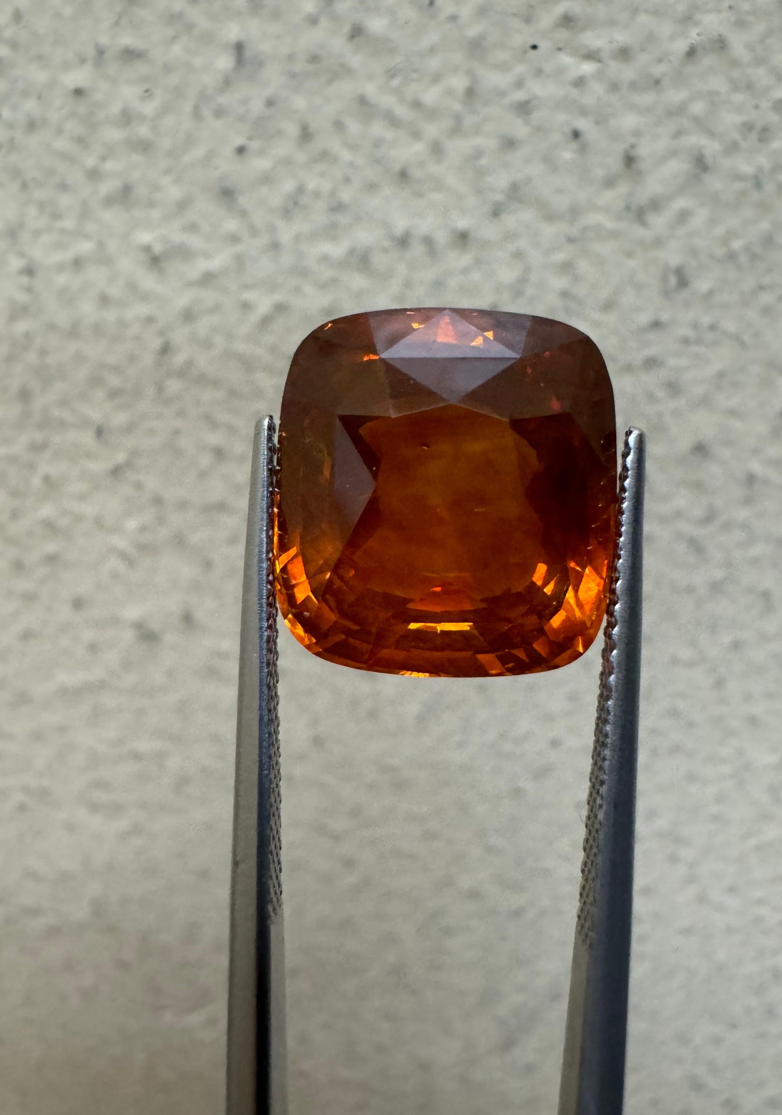 Taglio cuscino GIA Certified 15.89 Carat Cushion Cut Orange Sapphire in vendita