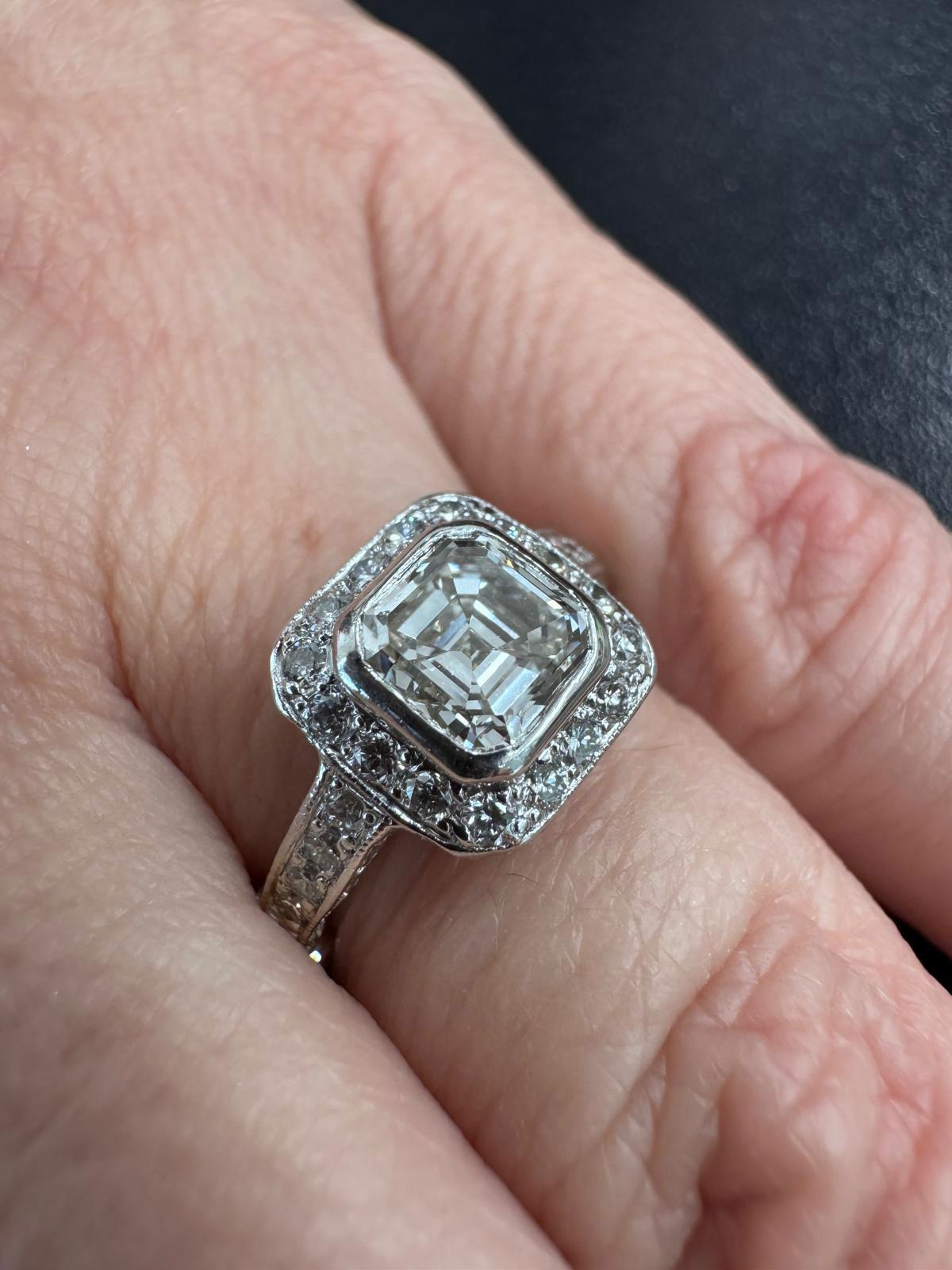 Anillo de compromiso de diamantes de corte Asscher de 1.59 quilates certificado por el GIA en Bueno estado para la venta en West Palm Beach, FL