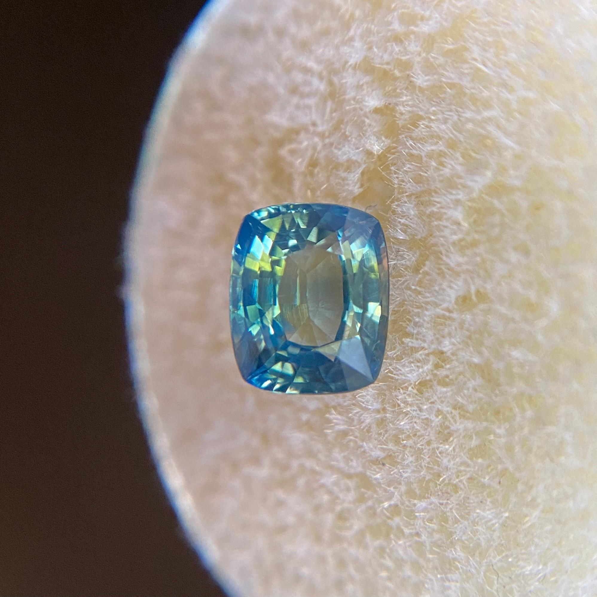 Rare pierre précieuse saphir bicolore non traité.

Saphir non chauffé de 1,59 carat avec un effet bicolore rare. Des couleurs bleues et vertes avec de légères nuances jaunâtres dans certaines directions. Rare et magnifique à voir.

Entièrement